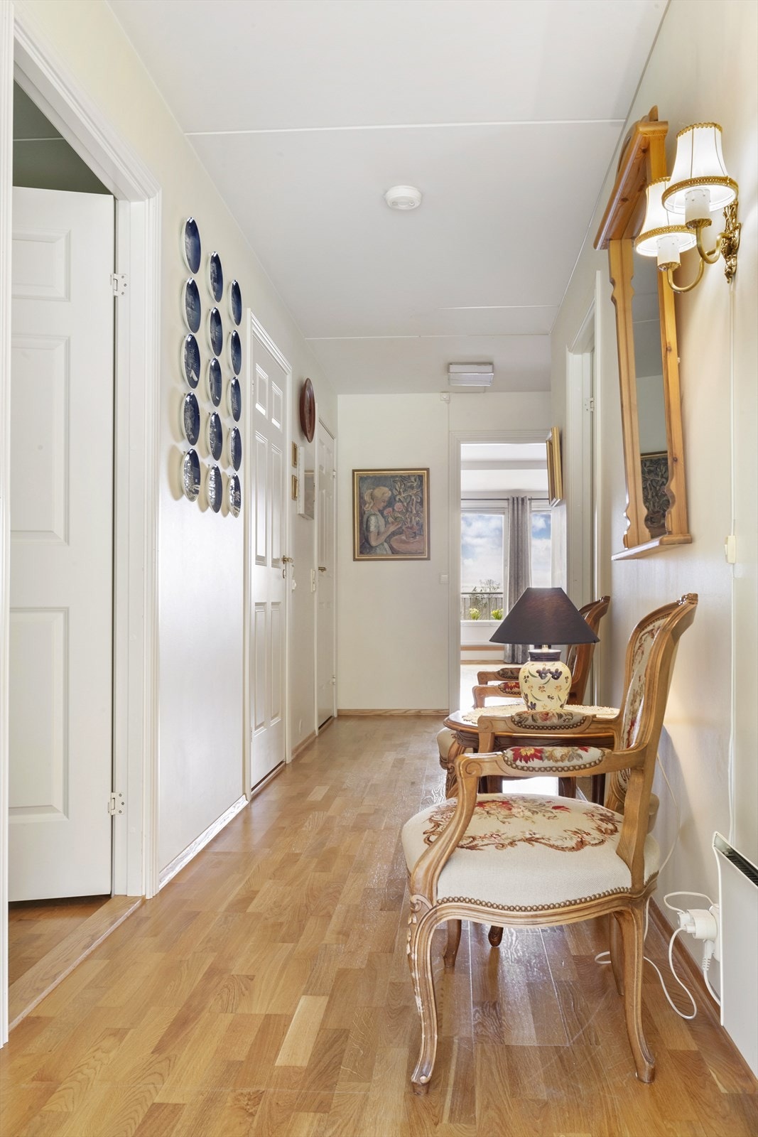Videre inn i gangen er det en mellomgang med stor skyvedørsgarderobe. Galleribilde