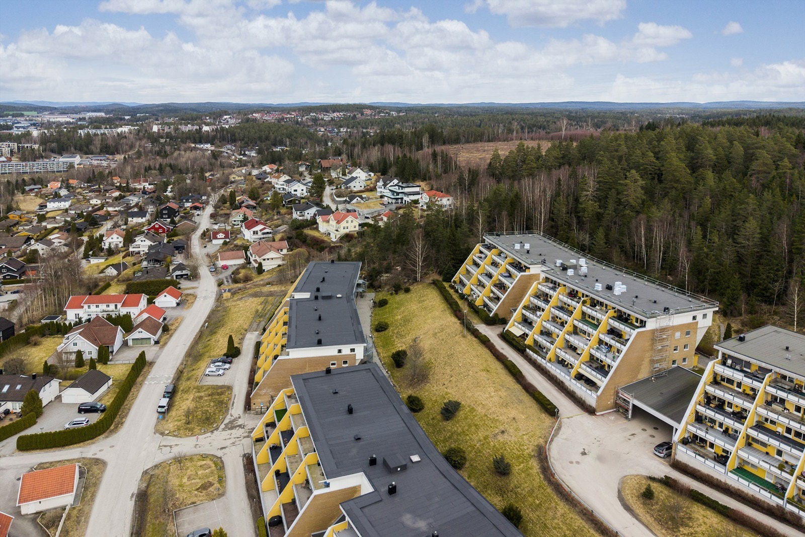Langhus stasjon ligger ca. 1 km. fra boligen med gode forbindelser til Ski og Oslo Galleribilde