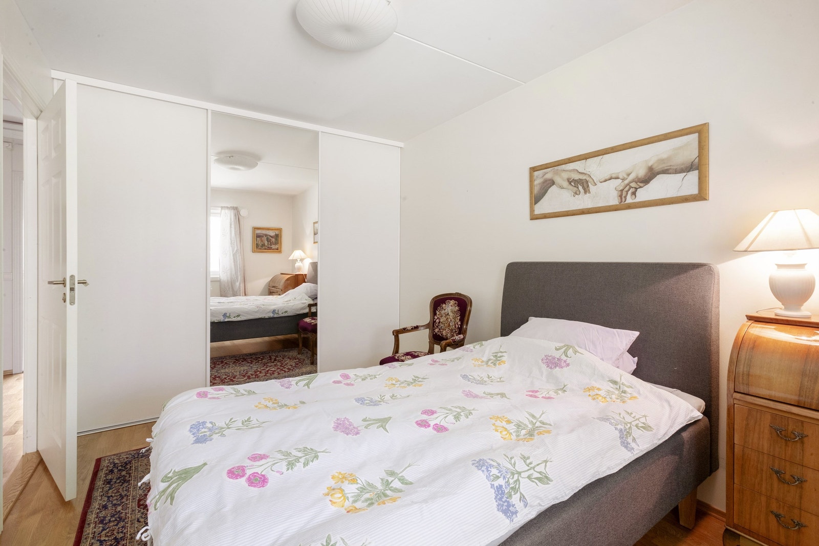 Hovedsoverommet med stor skyvedørsgarderobe Galleribilde