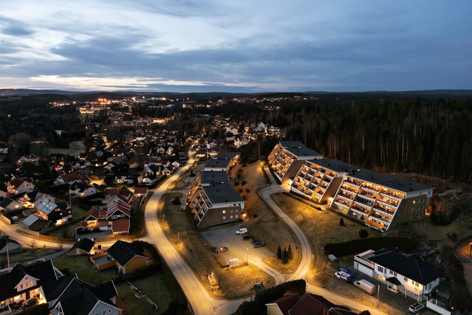 Sameiet har svært godt med gjesteparing utendørs, samt gjesteparkering i garasjeanlegget Galleribilde