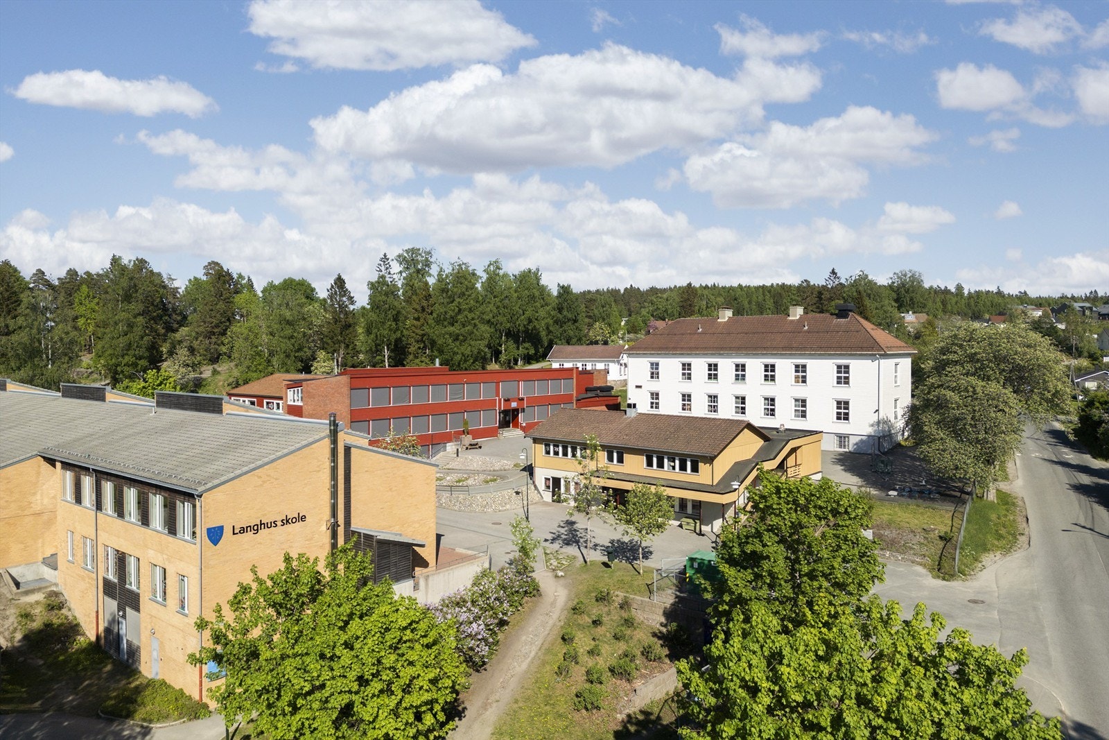 Langhus skole ligger like i nærheten Galleribilde