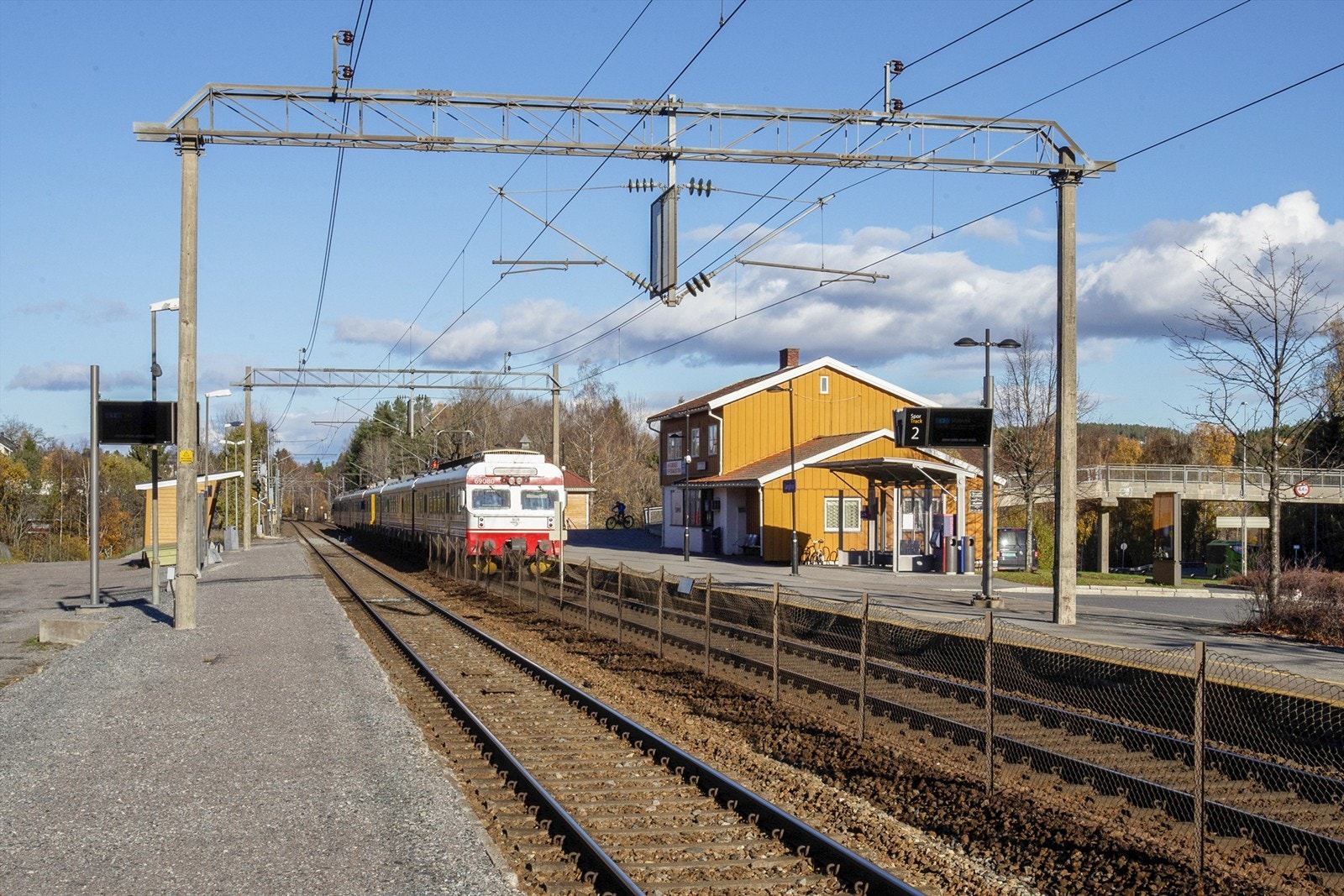 Langhus stasjon med hyppige avganger til Oslo og Ski, ligger kun kort gangavstand fra boligen Galleribilde