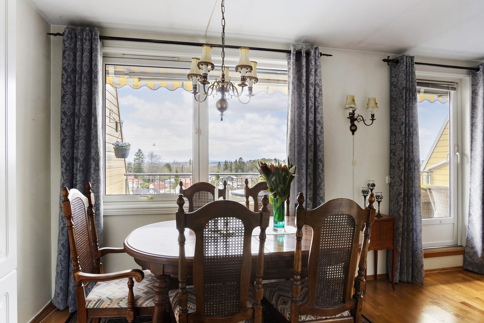 Spisestue med utsikt. Galleribilde