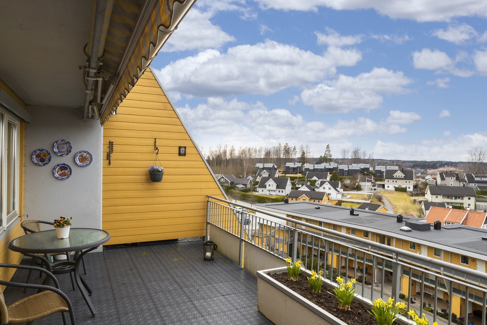 Fra stue er det utgang til vestvendt terrasse på 21 kvm. Galleribilde