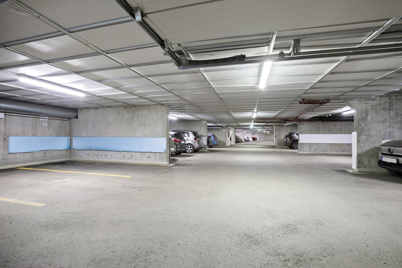 Leiligheten disponerer garasjeplass merket med nr. 33 i felles garasjeanlegg. Mulighet for å sette opp lader til elbil Galleribilde