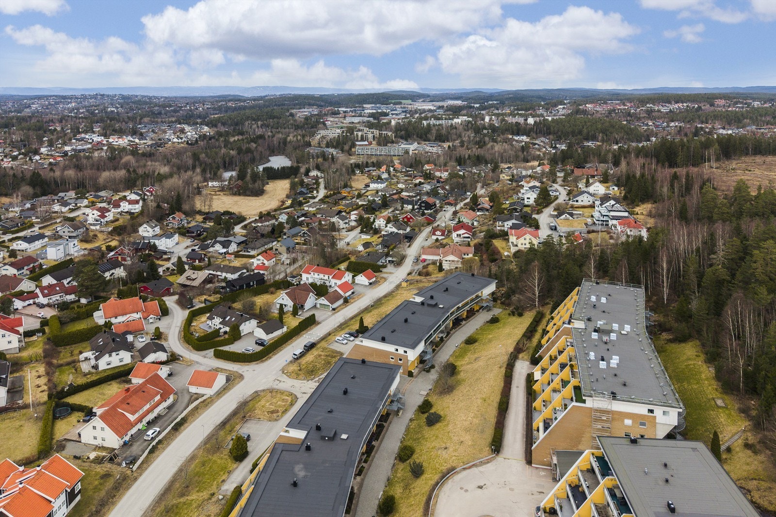 Dersom man ønsker utvidet servicetilbud er det ca. 5 km. til Ski sentrum Galleribilde