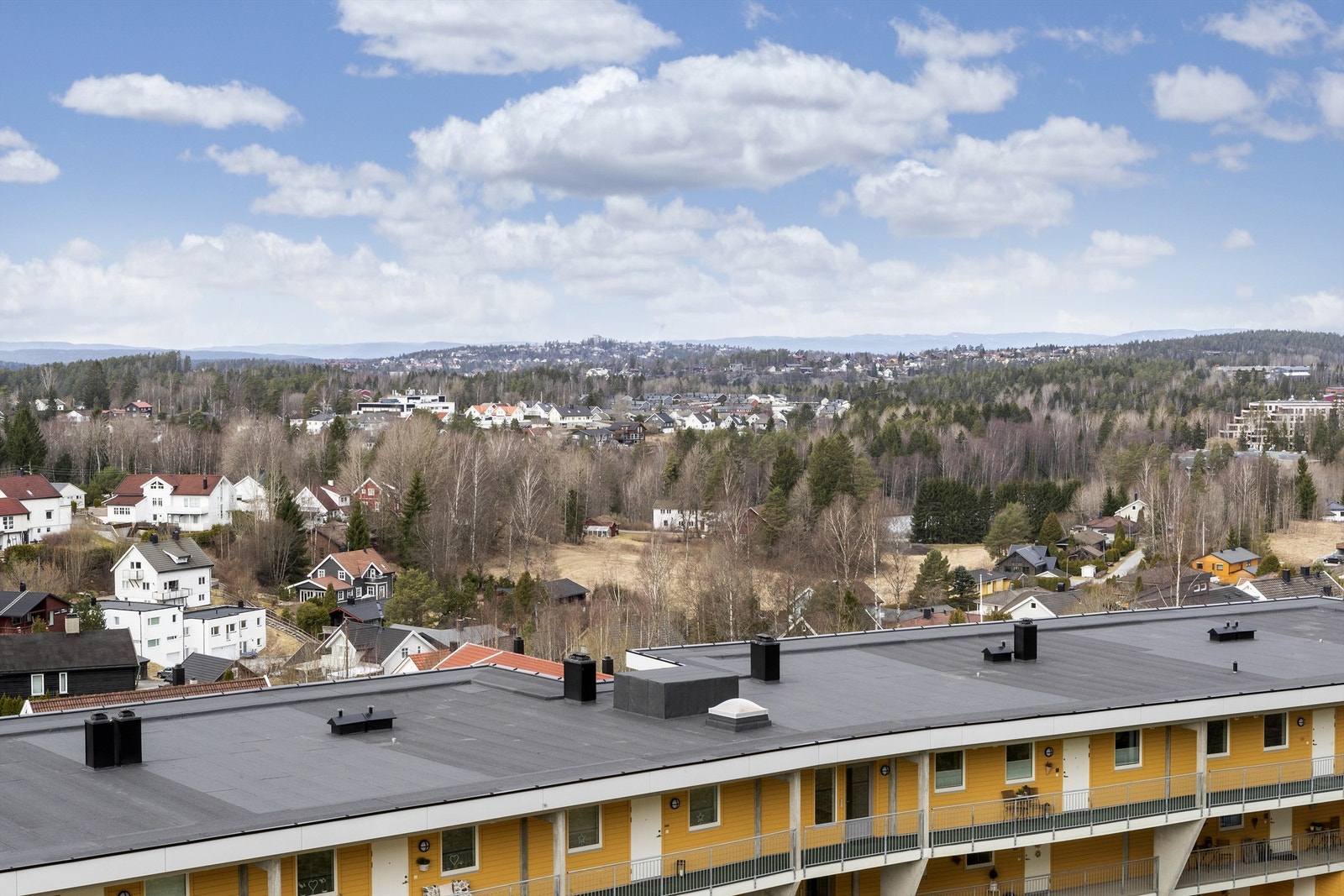 Leiligheten ligger i 4. etasje med fantastisk utsikt fra terrassen Galleribilde