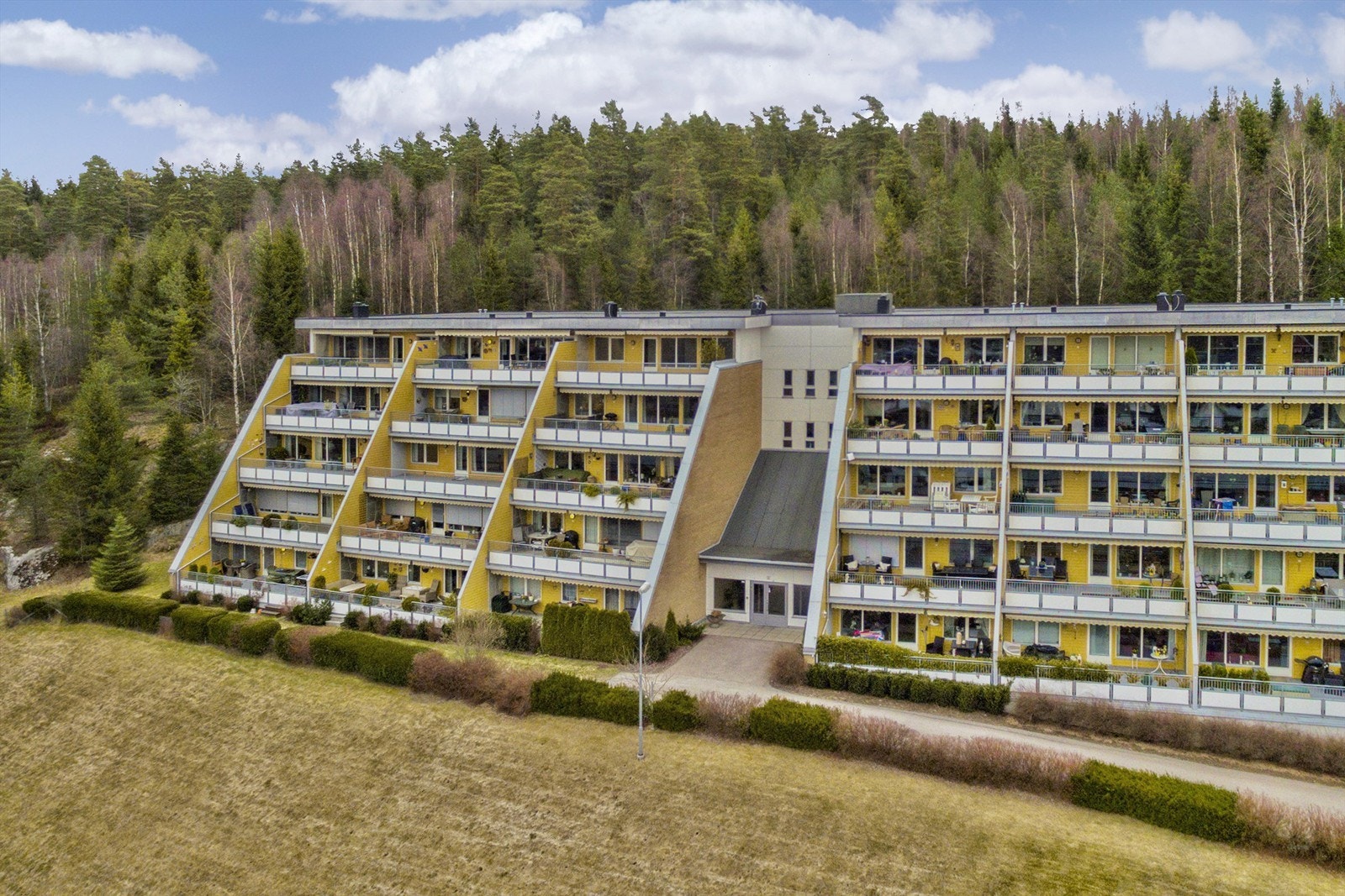 Fellesanlegget er pent opparbeidet med gressplen og diverse beplantning Galleribilde