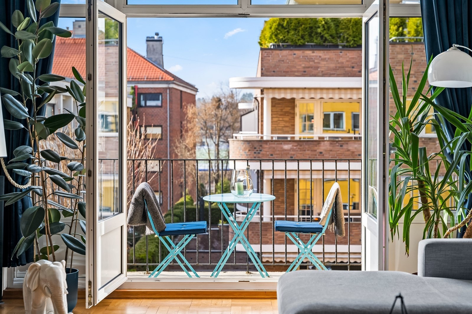 Her har man blant annet plass til et mindre bord med stoler. Galleribilde