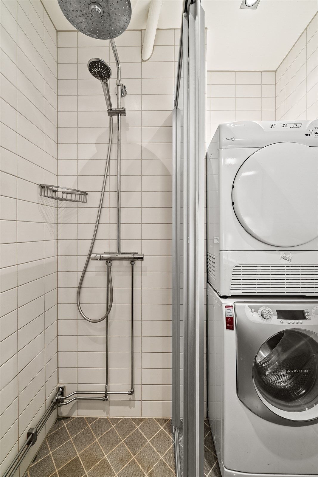Innredningen består av dusjvegg i herdet glass, opplegg for vaskemaskin, speilskap med
integrert belysning, baderomsinnredning med folierte fronter og heldekkende servant. Galleribilde