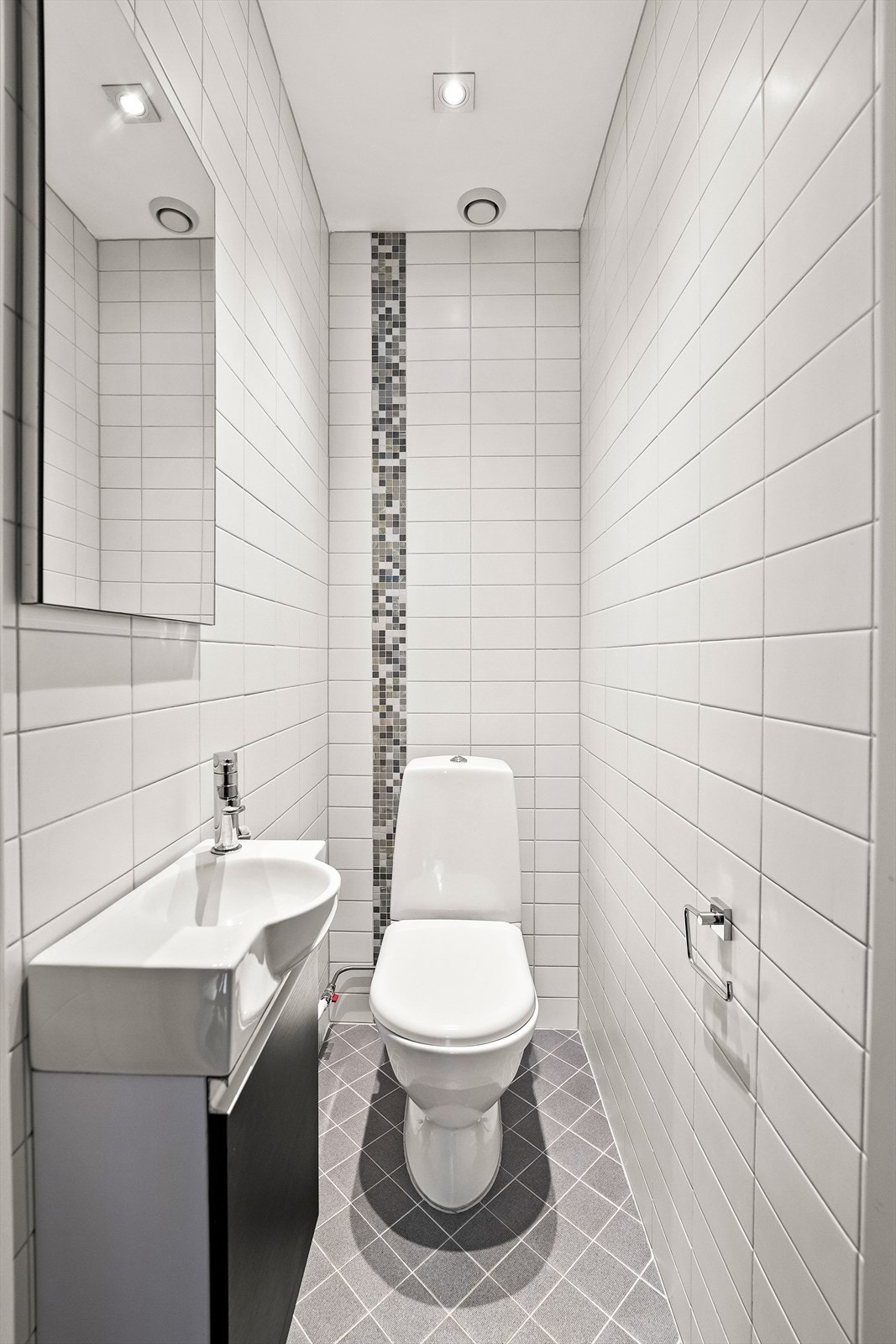Ved siden av badet er det et praktisk, separat toalettrom. Toalettrommet har baderomsinnredning med finert front og heldekkende servant. Galleribilde