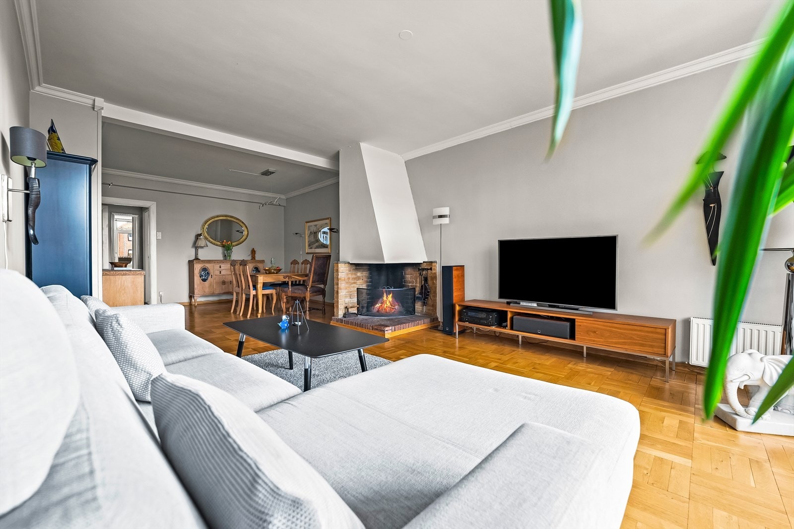 I stuen er det god plass til både sofagruppe og spisebord, noe som gjør det til et sosialt og hyggelig rom. Galleribilde