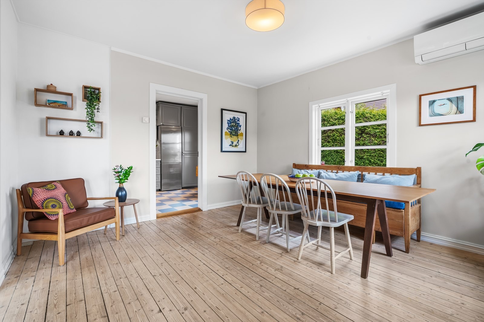 Spisestuen har god plass til et stort spisebord for hyggelige sammenkomster med familie og venner. Galleribilde