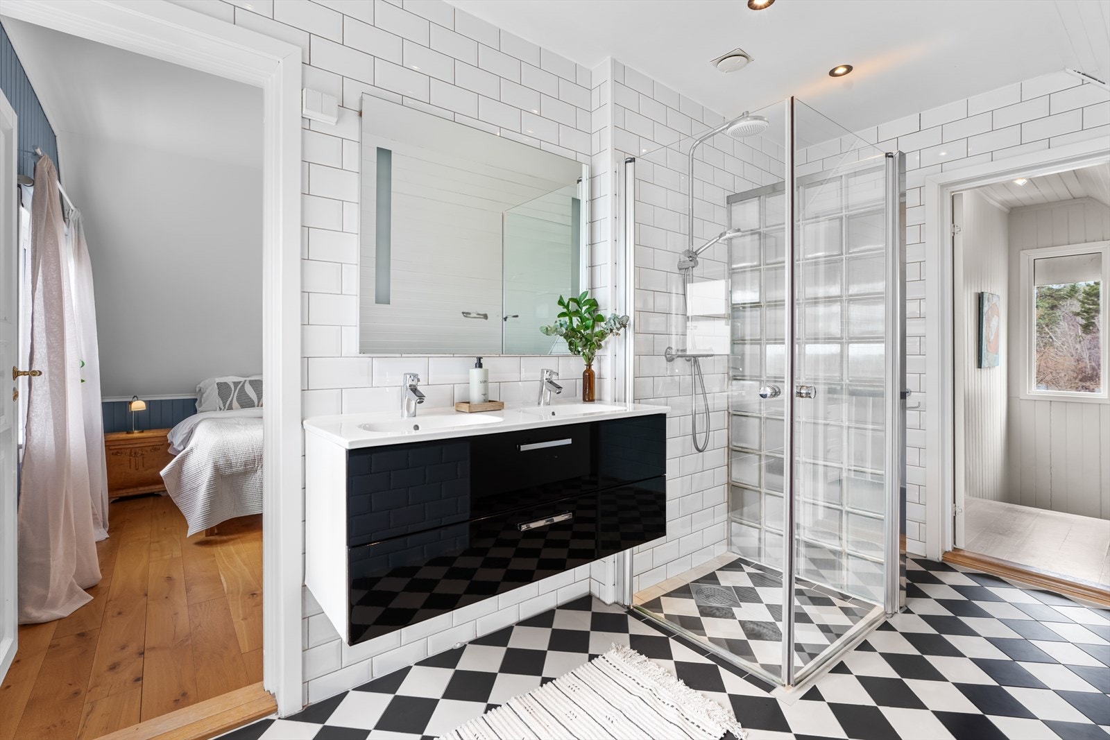 Badet har dobbel servant med skuffer og vegghengt toalett. Galleribilde