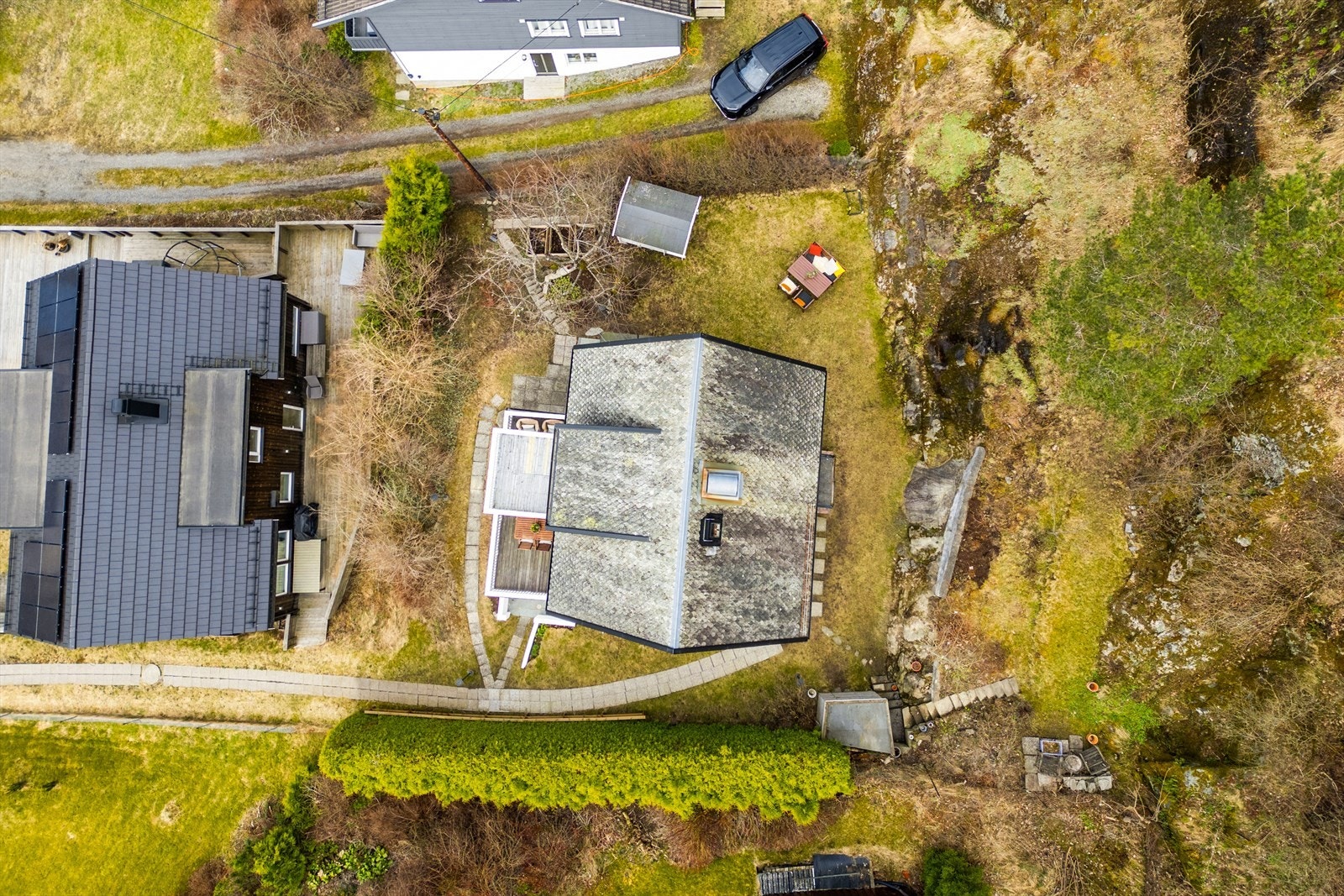 Huset ligger skjermet til, med en hage uten innsyn, noe som gir en privat og avslappet atmosfære. Galleribilde