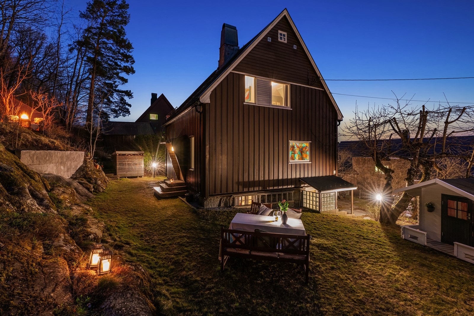 Fra eiendommen er det enkel og direkte tilgang til skogsområder like bak huset, som innbyr til turer og naturopplevelser året rundt. Galleribilde
