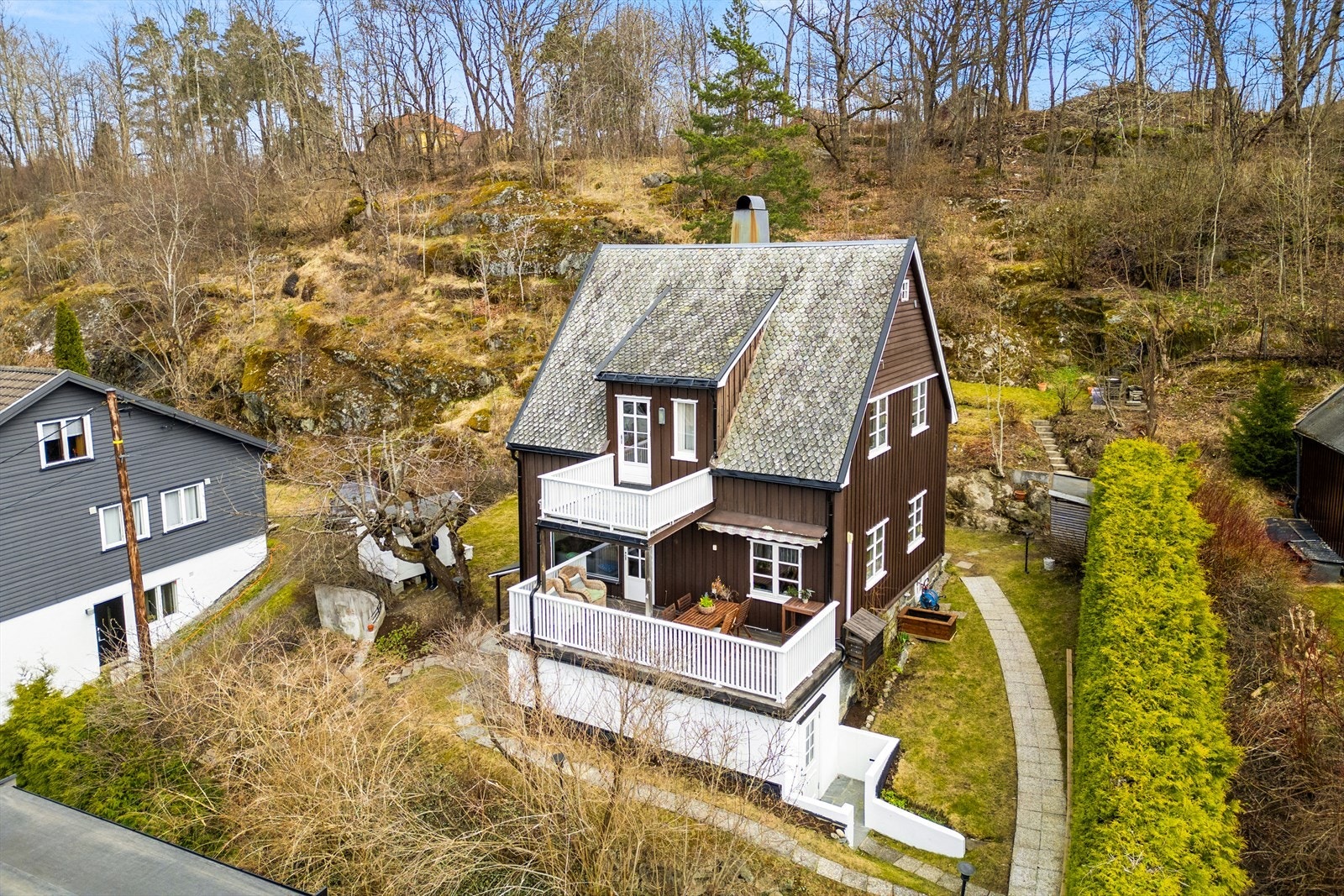 Eiendommen ligger høyt og fritt til, noe som gir meget gode sol- og utsiktsforhold. Galleribilde