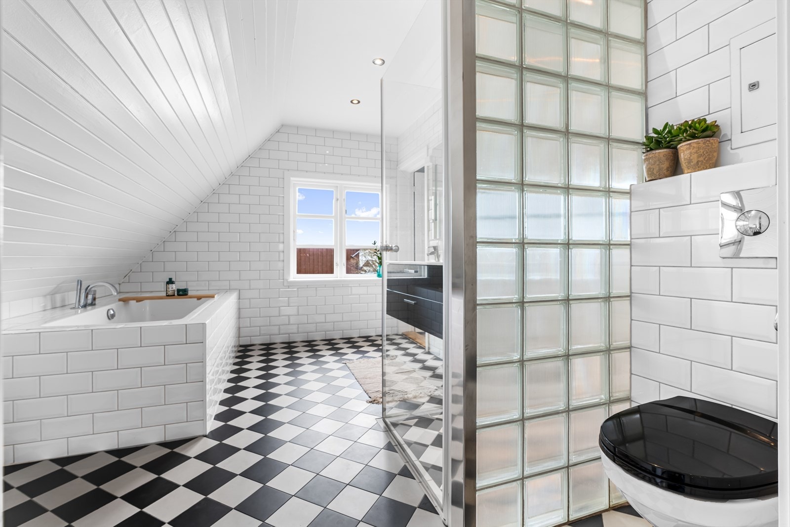 Romslig bad i 2. etasje med varmekabler i gulv og downlights i tak. Her er det både badekar og dusjnisje. Galleribilde