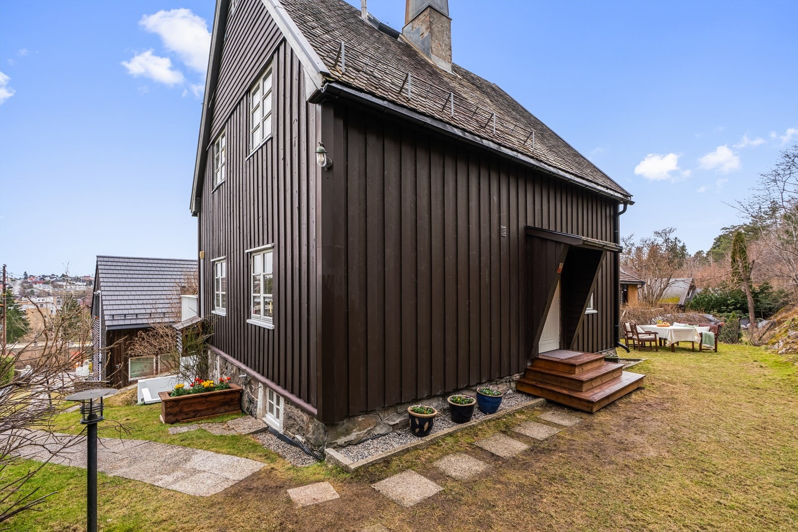 Hovedinngang med ny trapp fra 2025 og nye heller på deler av adkomsten. Galleribilde