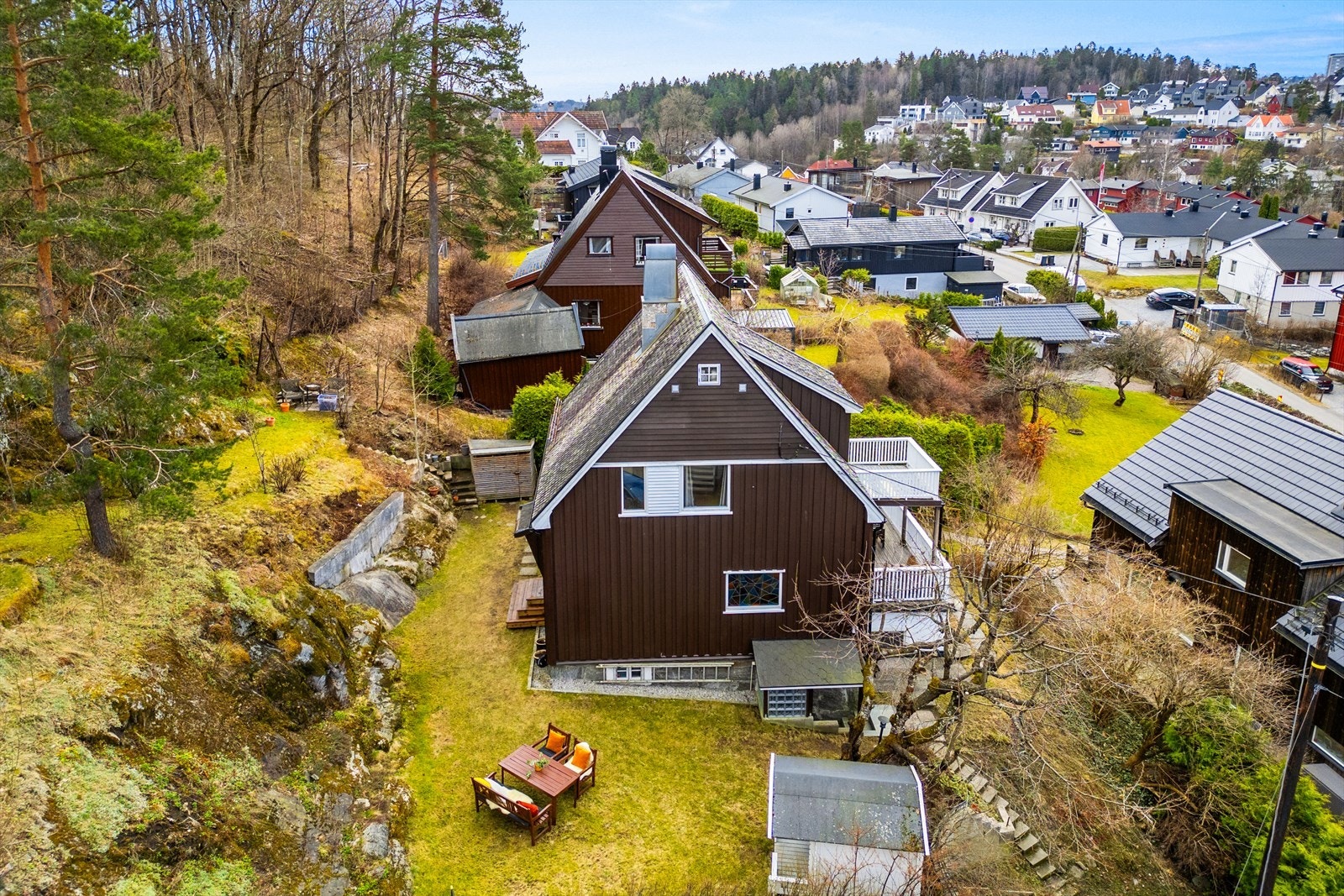 Dette gir en frodig og levende hage gjennom sesongen, med gode muligheter for egen dyrking. Galleribilde