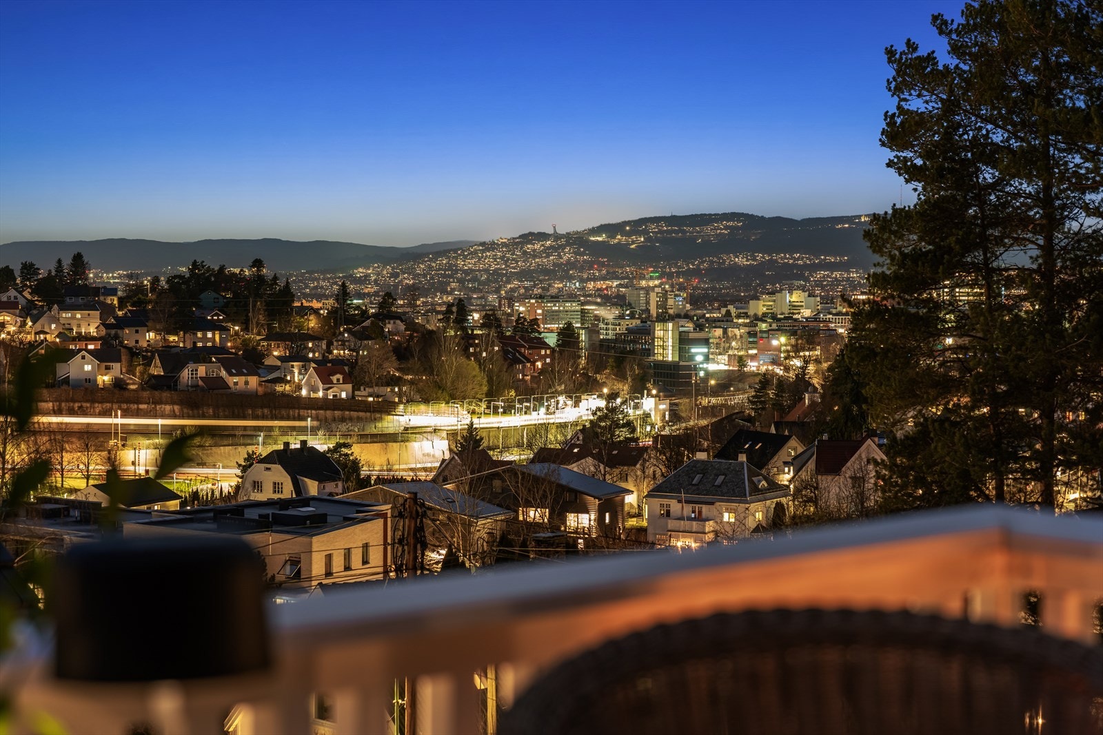 På kveldstid ser du lysene fra byen, med utsikt mot blant annet Holmenkollen. Galleribilde