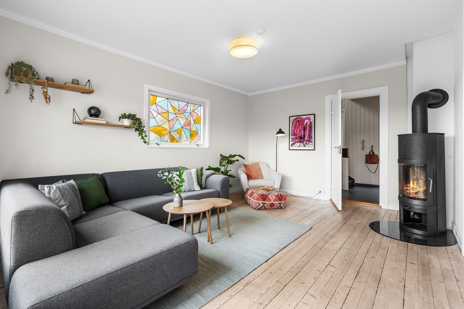 Stuen er lys og innbydende. Et av vinduene ble byttet i 2016. Galleribilde