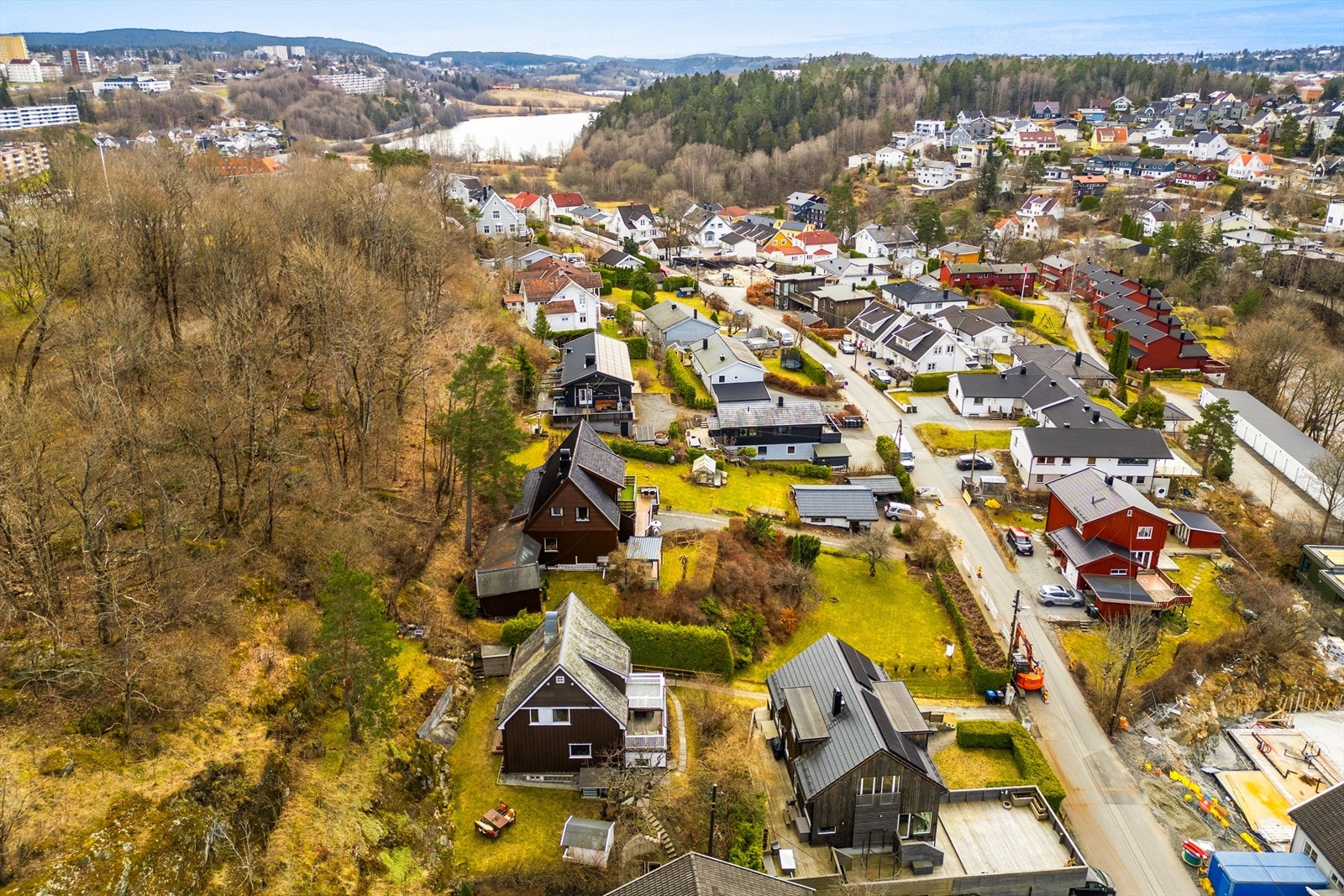 Fra eiendommen er det kort vei til Østensjøvannet, et populært turområde med et rikt fugleliv. Galleribilde
