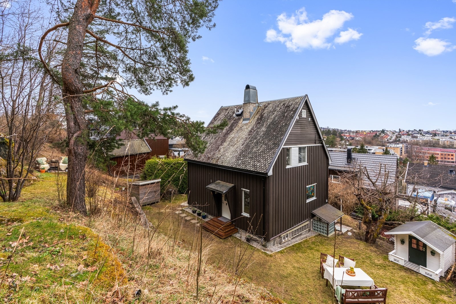 Eiendommen byr på flere solrike og trivelige uteplasser - perfekte for hyggelige stunder gjennom sommerhalvåret. Galleribilde