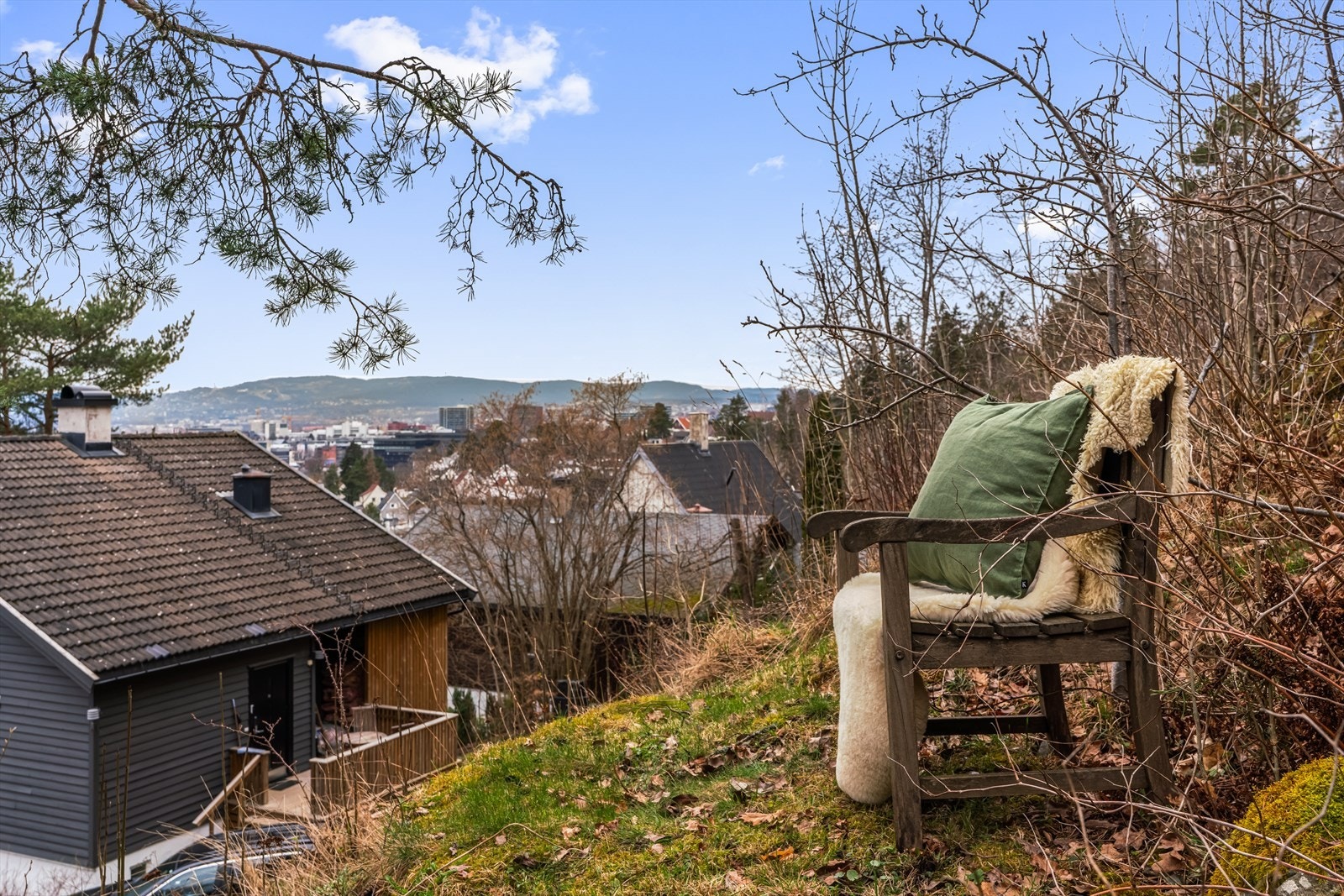 Fra toppen av tomten har man en usjenert og fin utsikt over omgivelsene. Galleribilde