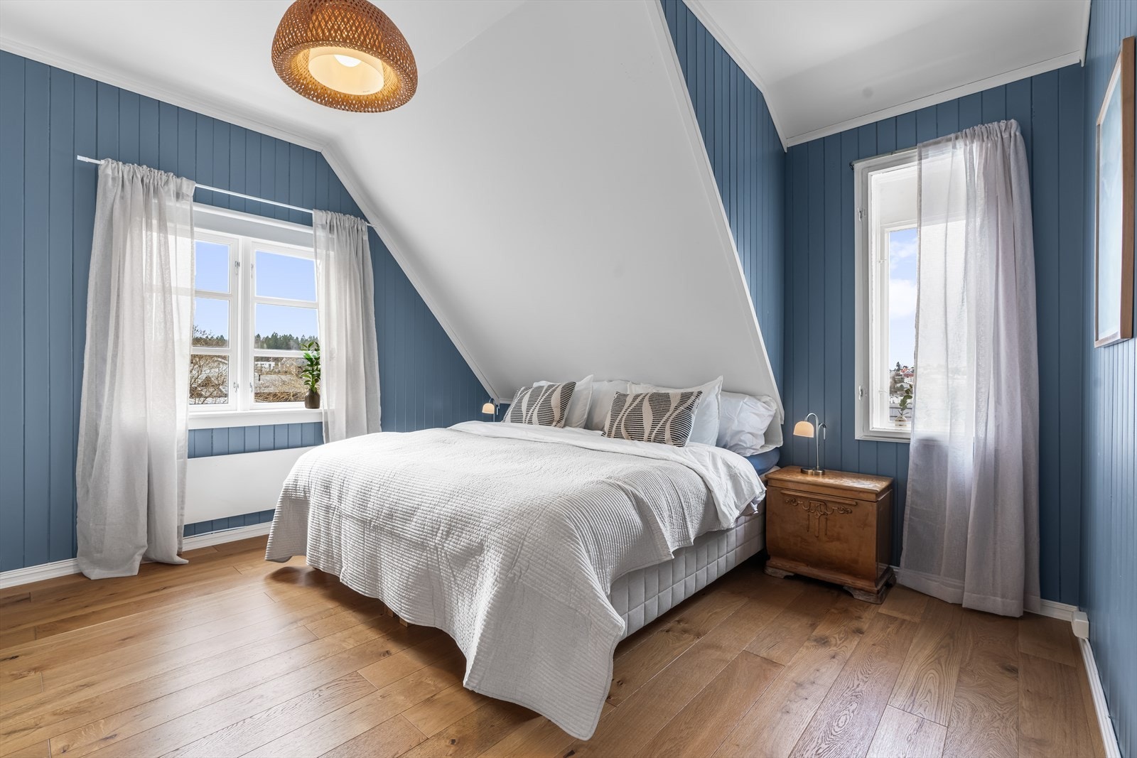 Hovedsoverommet har en sjarmerende atmosfære med panelvegger og skråtak. Galleribilde