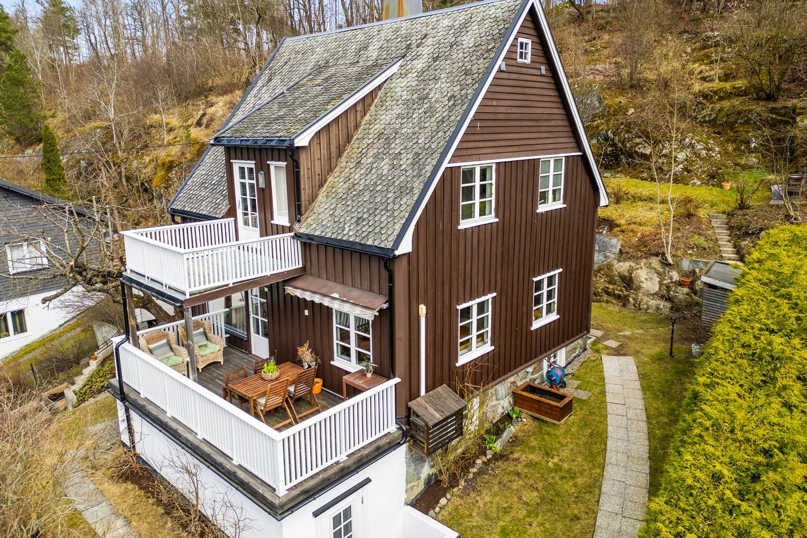 Boligen har to fine uteplasser med sol fra tidlig ettermiddag til sen kveld. Galleribilde