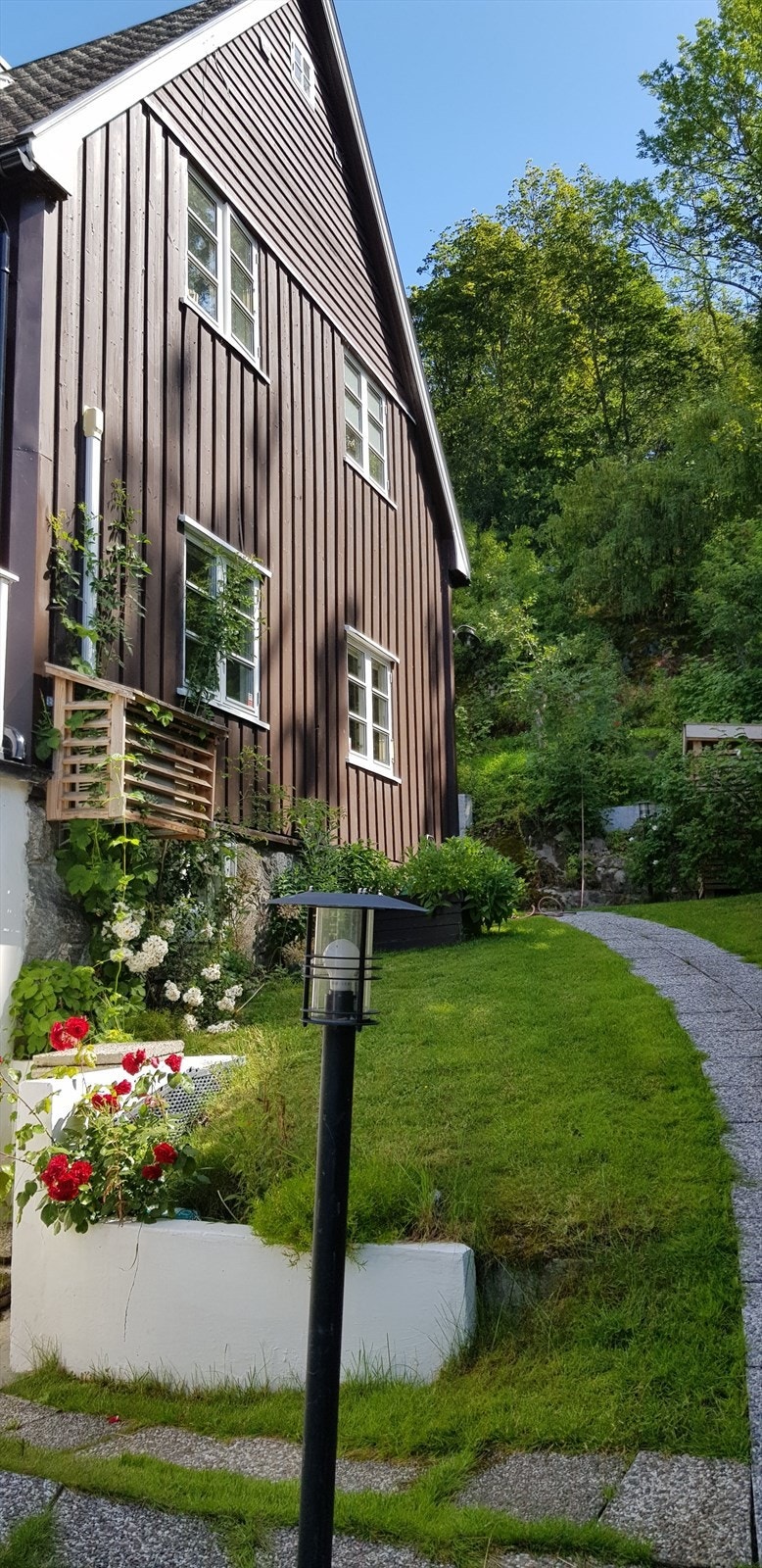 Fugleliveien 14 b er et ideelt valg for barnefamilier og alle som ønsker en praktisk hverdag - med nærhet til skole, natur og byens fasiliteter. Selgers private bilde. Galleribilde