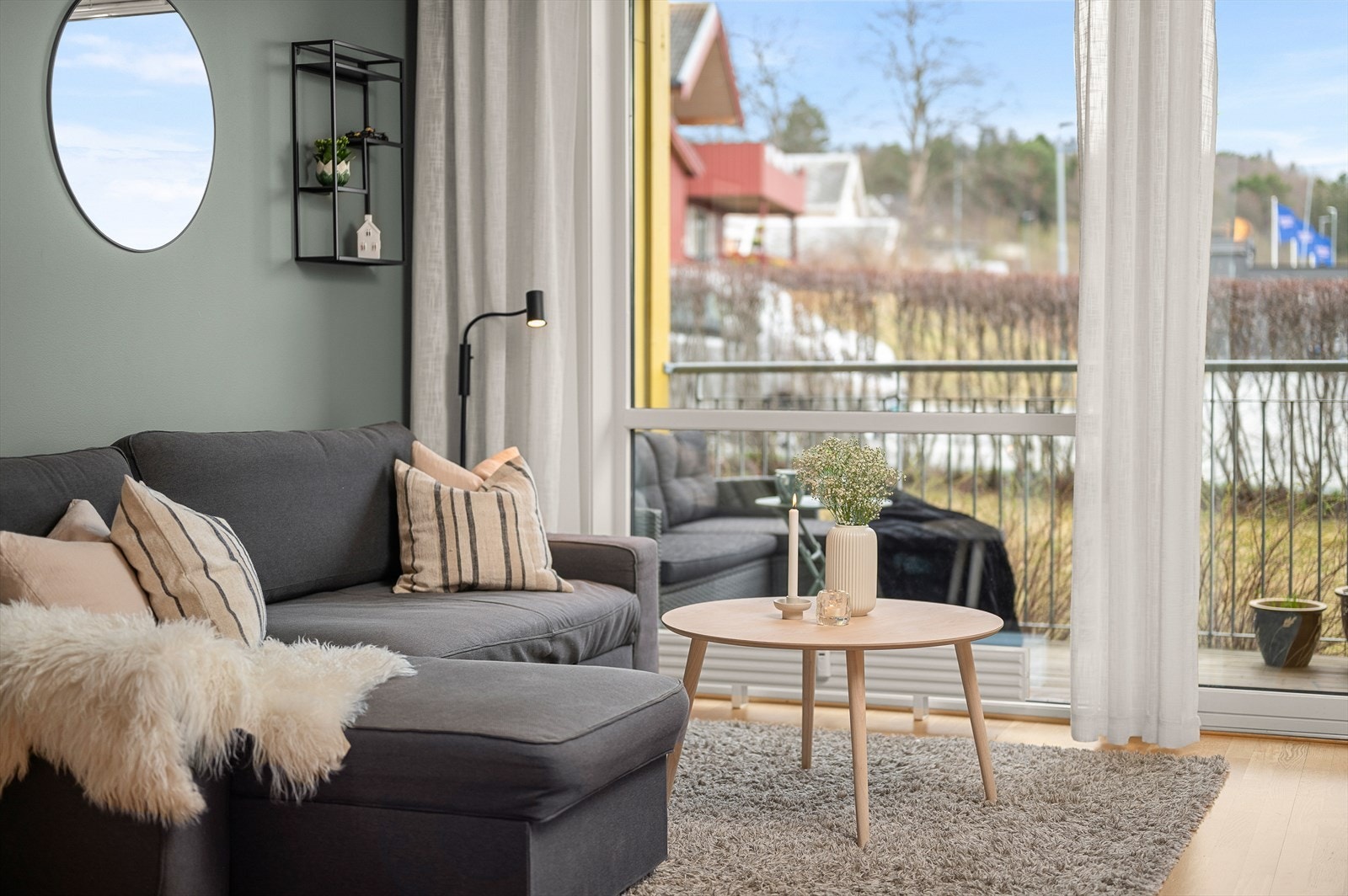 Stuen på ca. 20 m² fremstår lys og romslig med store vindusflater og direkte utgang til balkong. Rommet er oppgradert med nymalte vegger i 2025 som gir et moderne og helhetlig uttrykk. Galleribilde
