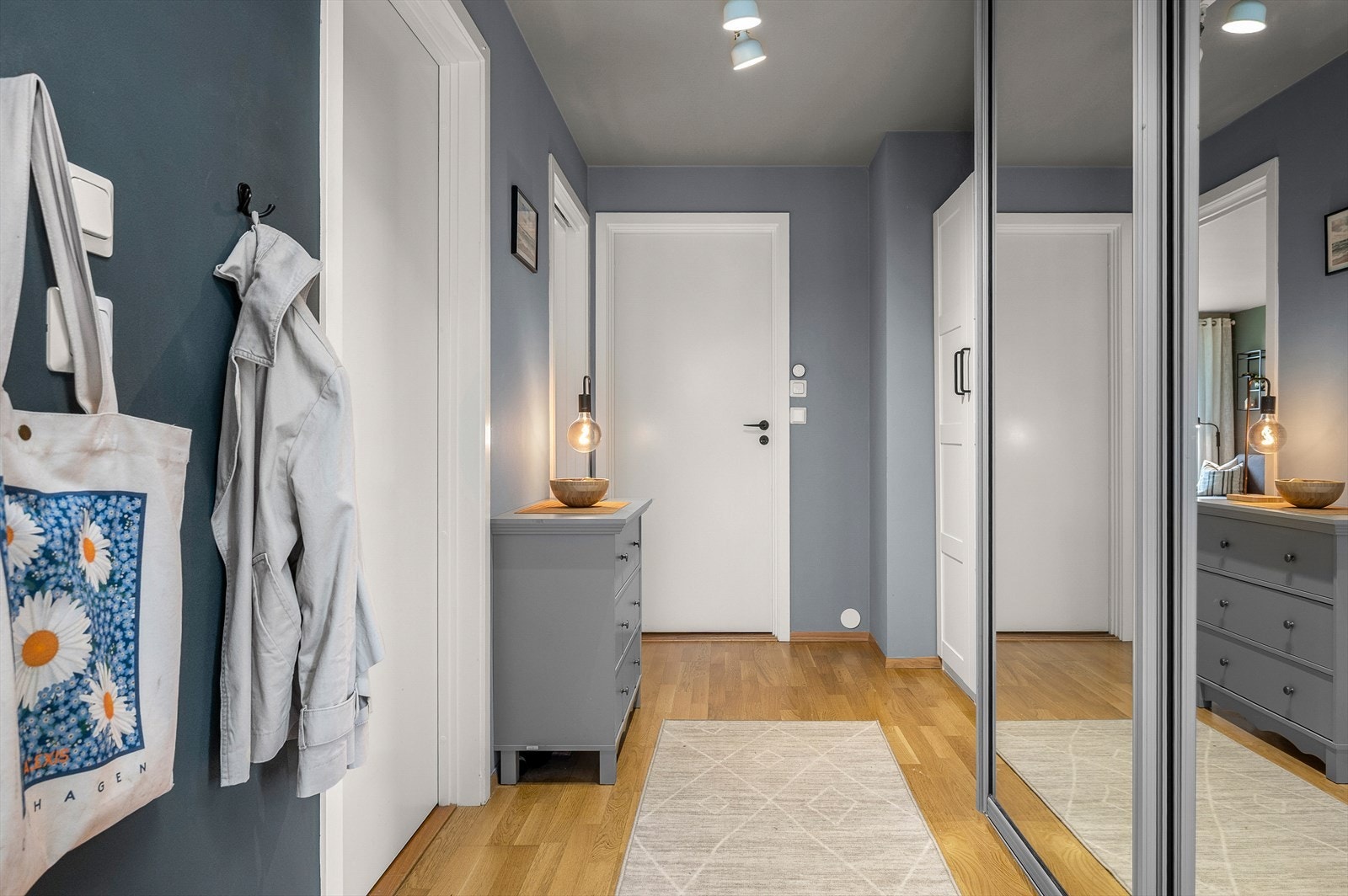 Det er også verdt å nevne at leiligheten disponerer fast parkeringsplass i oppvarmet kjeller med mulighet for elbillading, samt gode gjesteparkeringsmuligheter utenfor. Galleribilde