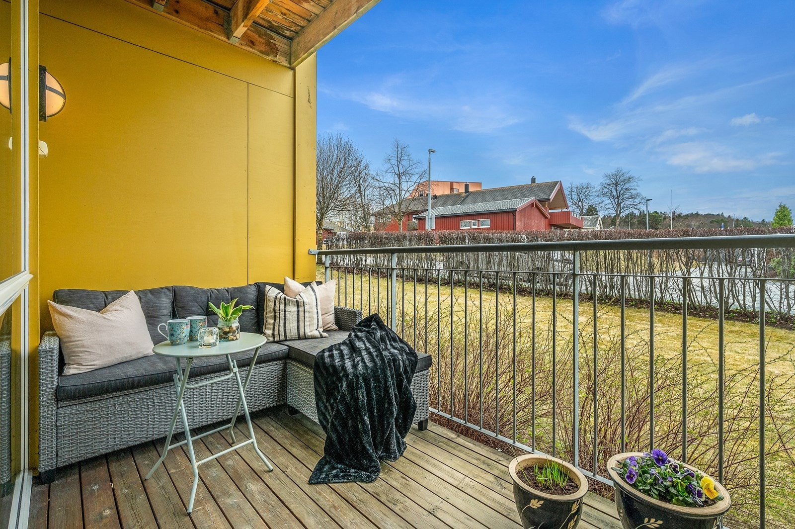 Fra stuen er det direkte adkomst til en solfylt balkong på 5,5m² med gode solforhold. Galleribilde