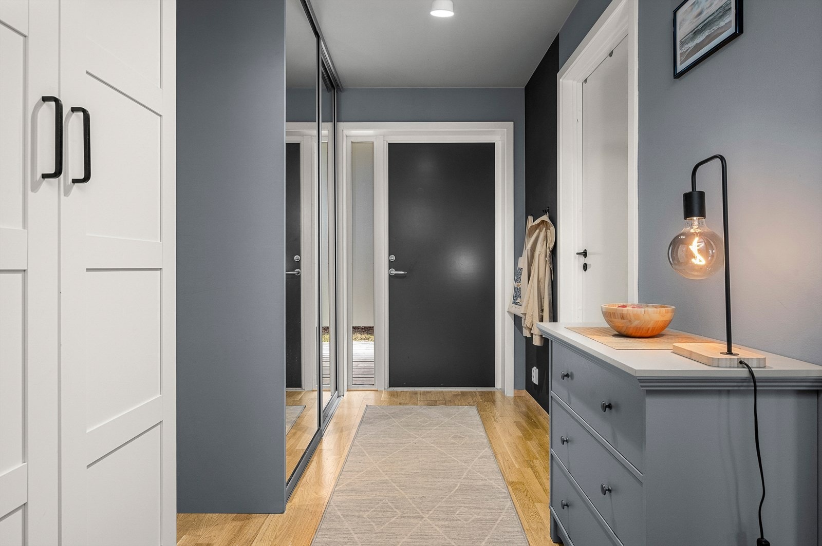 Entréen på ca. 7 m² gir et godt førsteinntrykk med praktisk skyvedørsgarderobe og god lagringsplass. Galleribilde