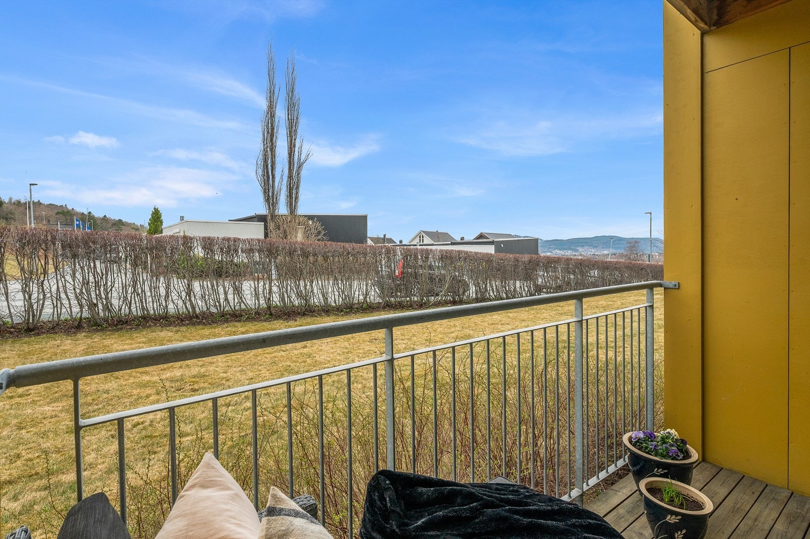 Her får du en hyggelig uteplass med plass til sittegruppe og fine oppholdssoner. Galleribilde