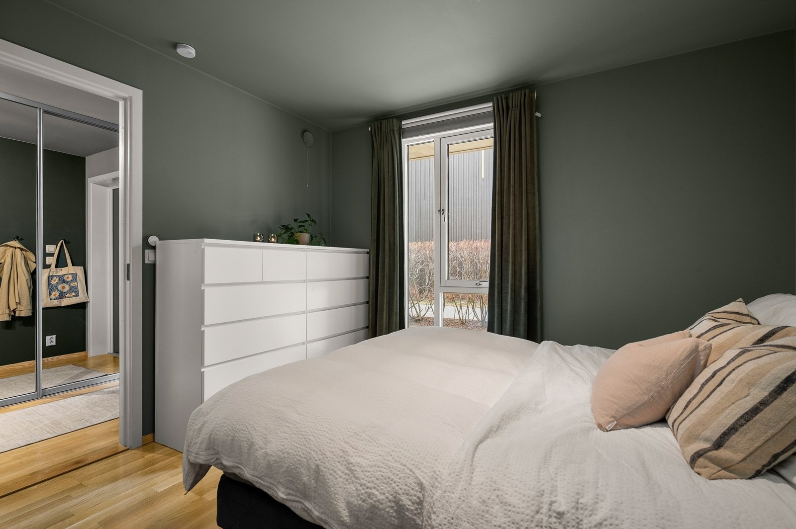 Leiligheten har totalt to soverom på hhv. 7m² og 11,5m² begge oppmalt og klare til bruk. Galleribilde