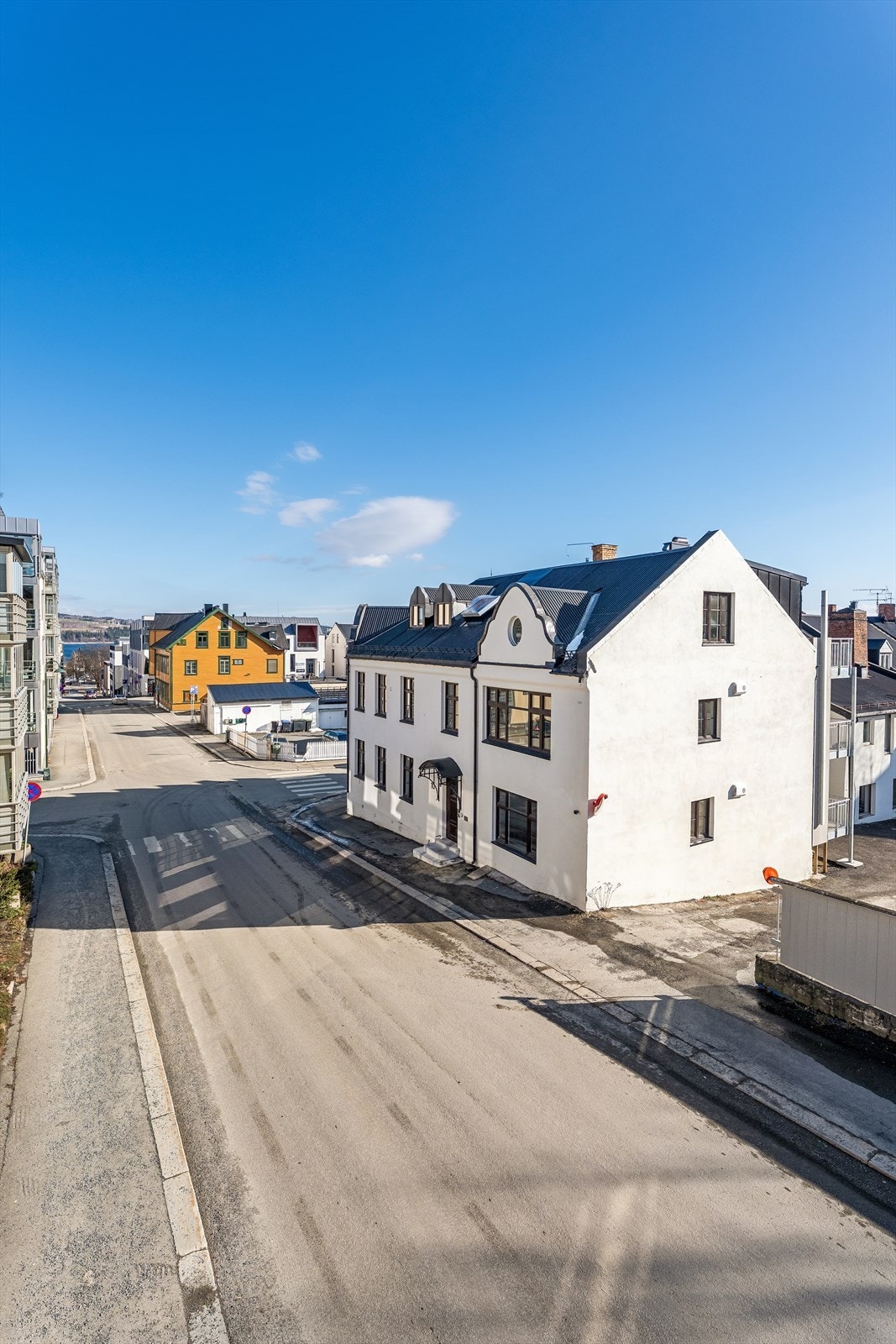 Nærmeste dagligvarebutikk, Kiwi, ligger kun to minutters gange unna. Busstoppet Fahlstrøms plass er like nært. Galleribilde