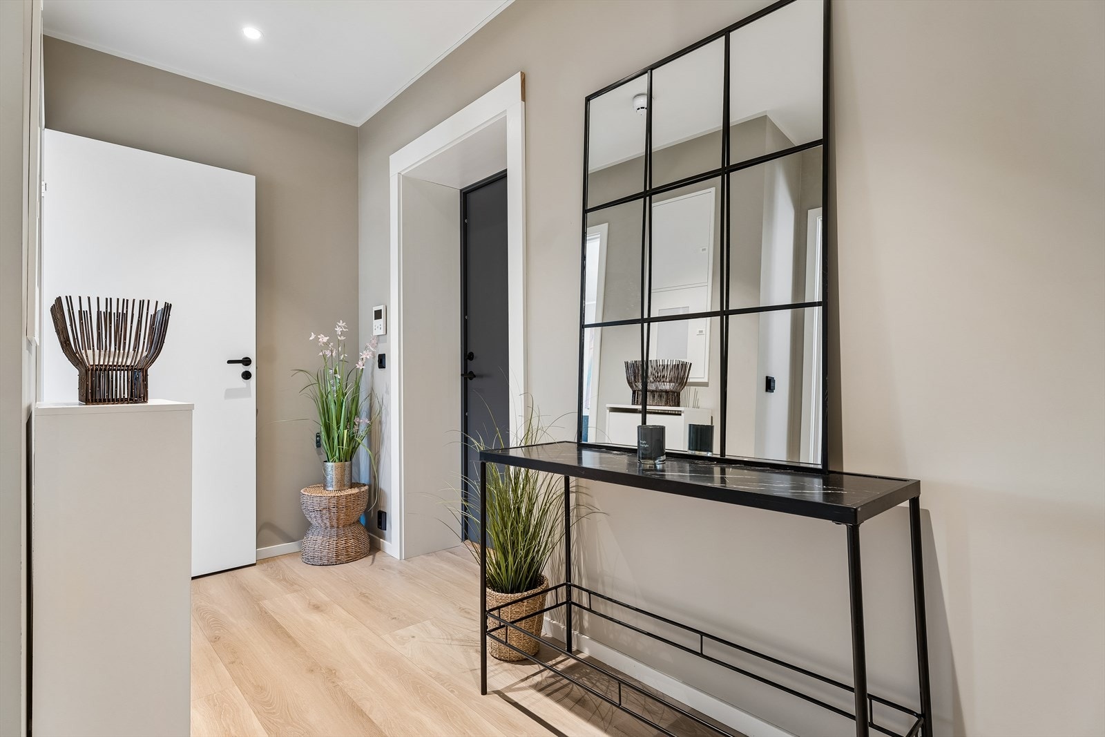 I entréen er sikringsskapet med automatsikringer plassert. Det elektriske anlegget er i hovedsak skjult og ble rehabilitert i 2025. Galleribilde