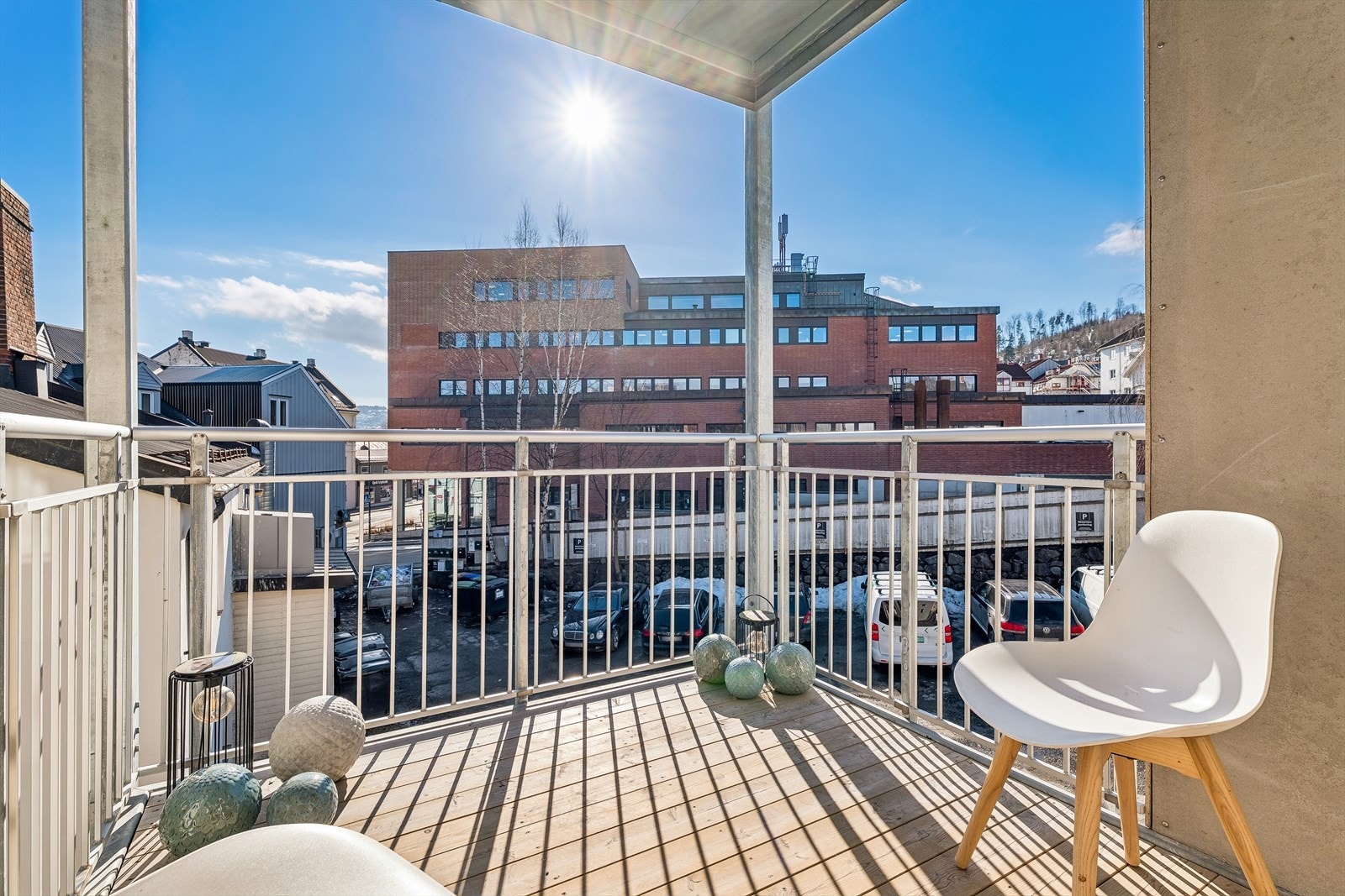 Den sørvestvendte balkongen på 6 m² har utgang fra soverommet og gir et verdifullt, privat uterom. Galleribilde