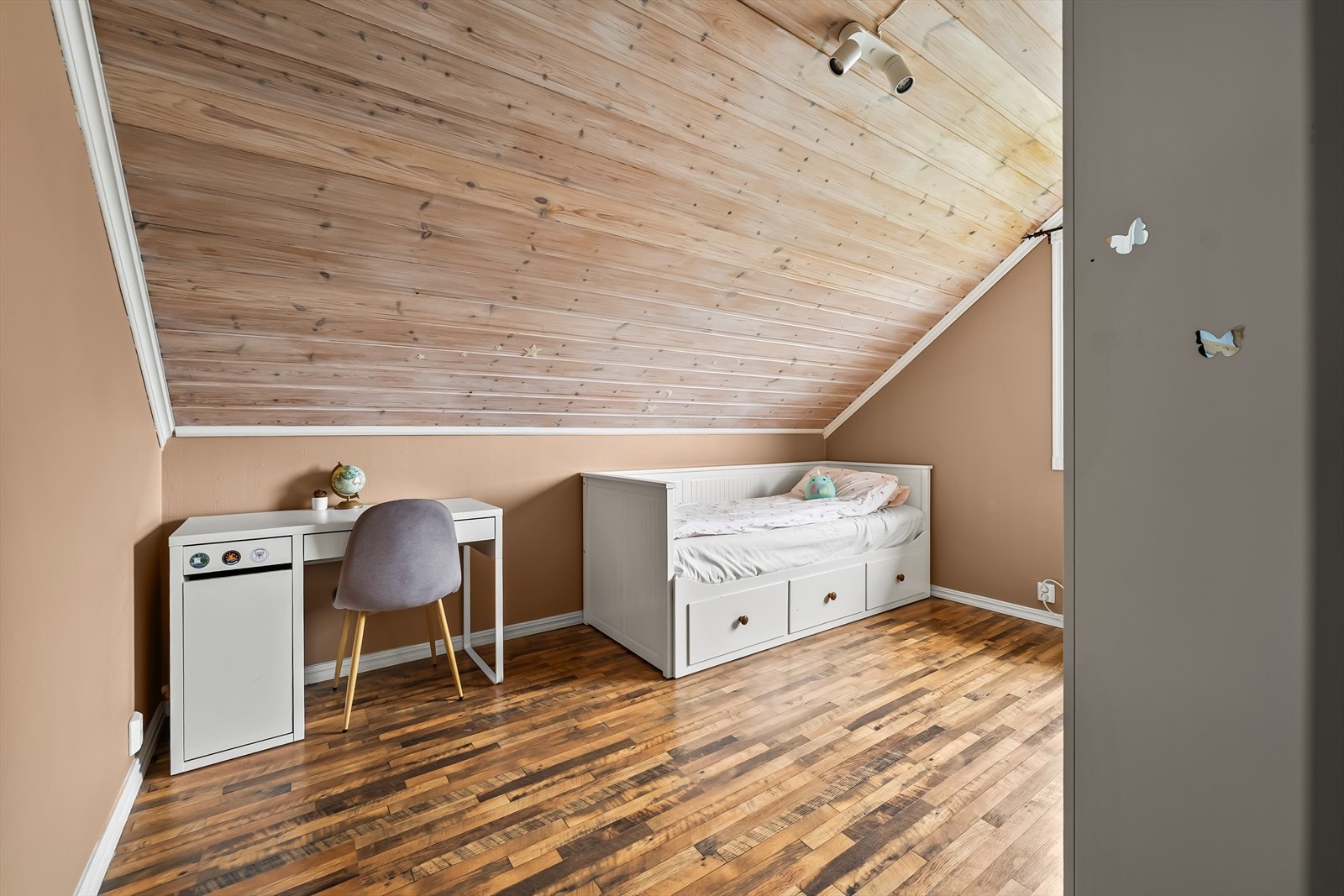 Alle rommene har god plass til å innrede med både seng, nattbord, garderobe og mer. Galleribilde