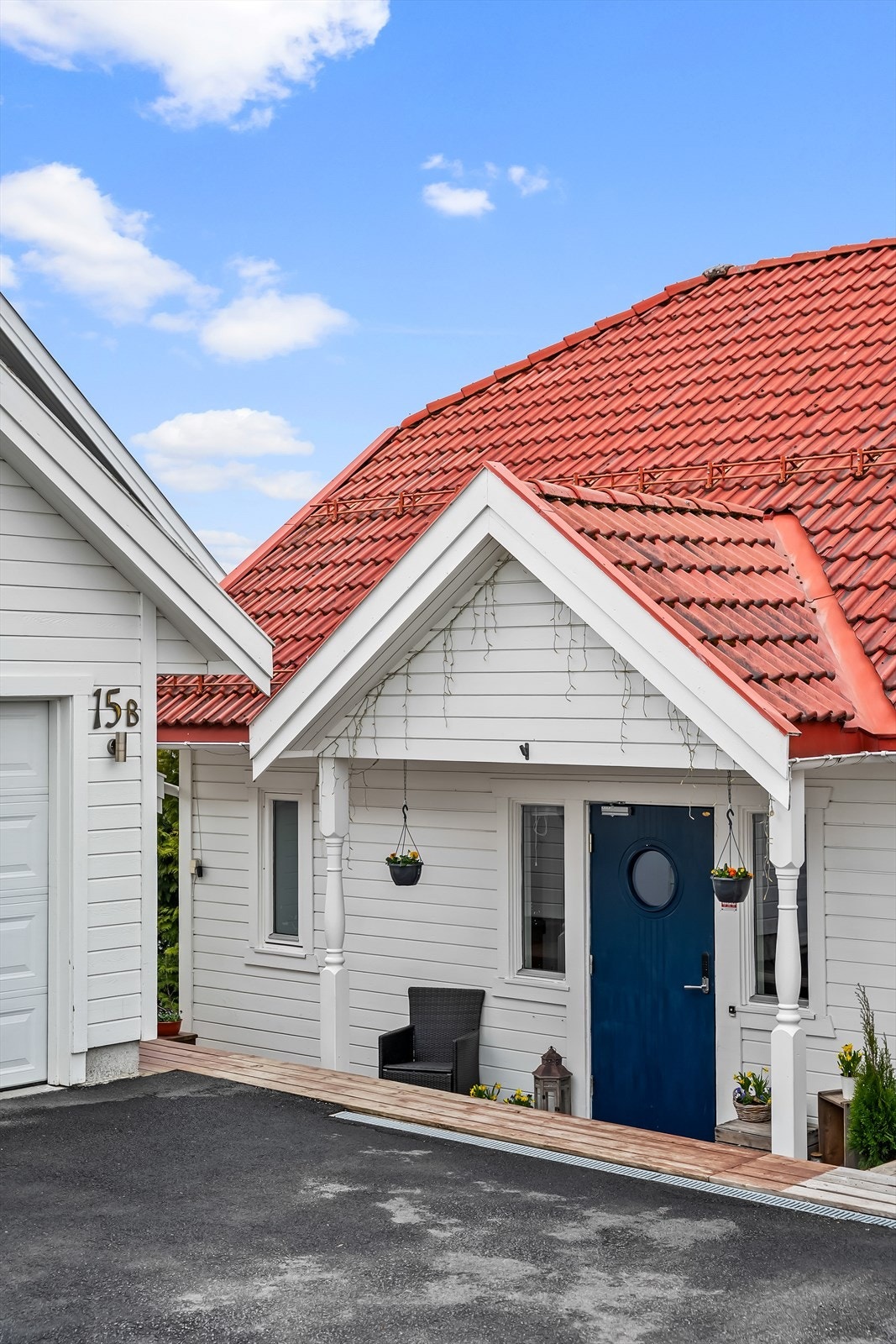 Et innbydende inngangsparti er godt skjermet og utstyrt med belysning og dør med kodelås. Galleribilde