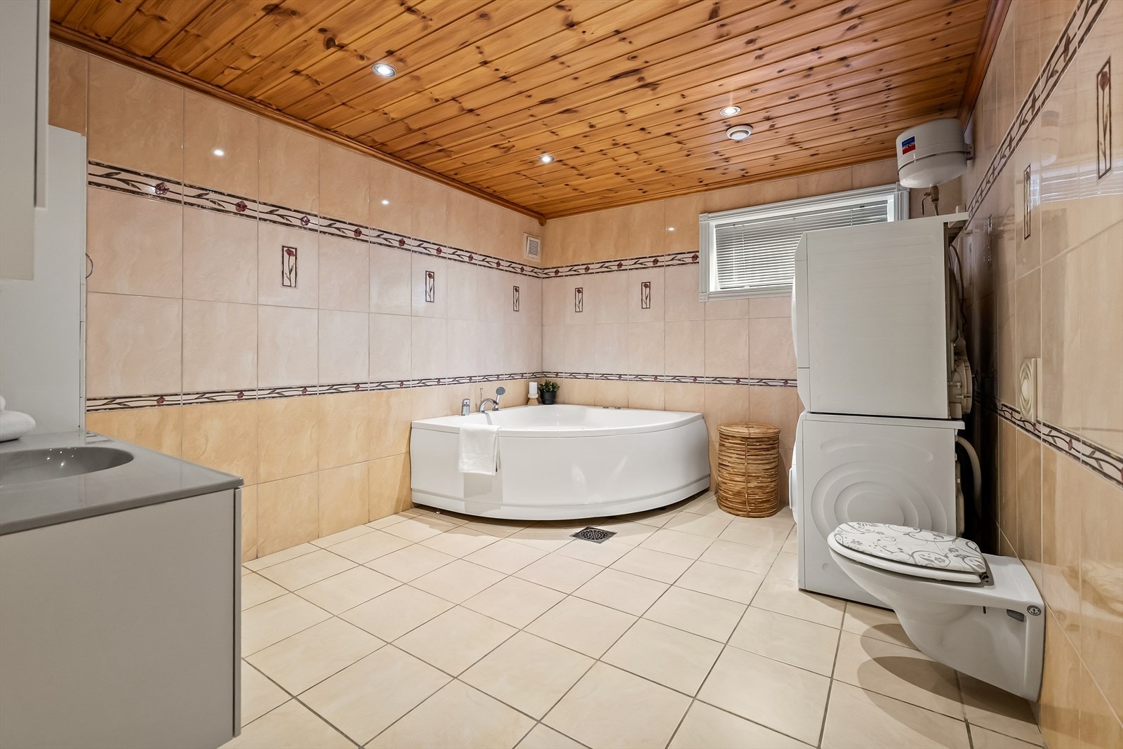 Badet i underetasjen er et kombinert bad og vaskerom. Galleribilde