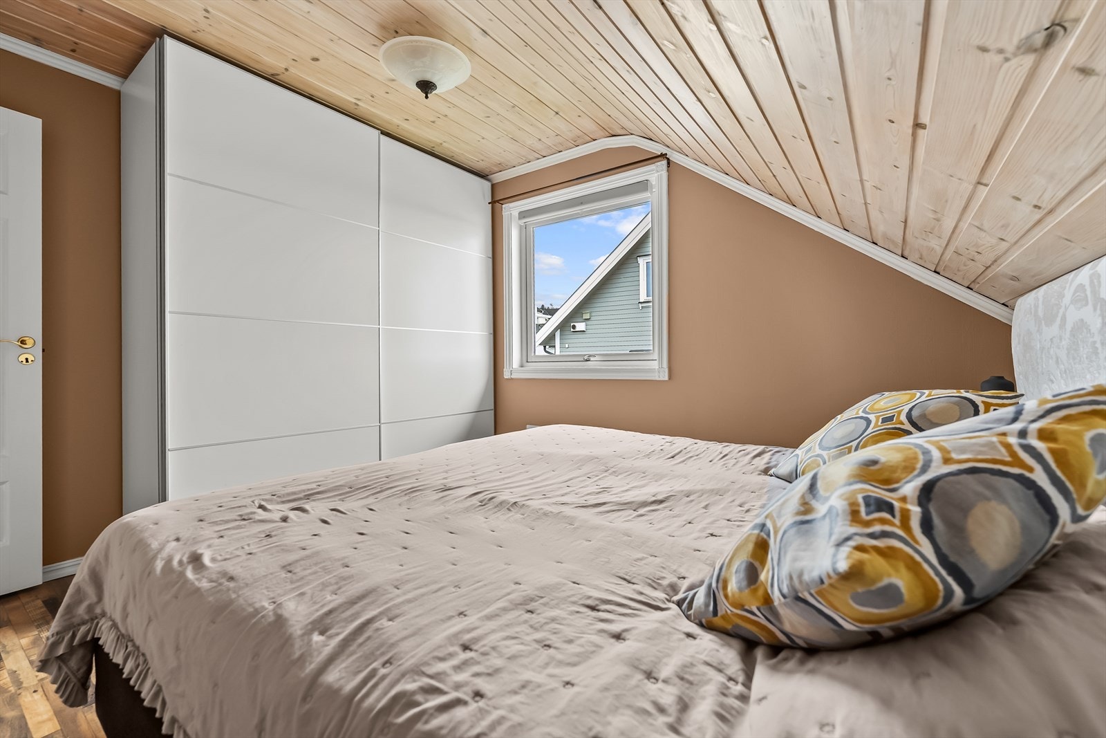 Her finner du også en romslig skyvedørsgarderobe. Galleribilde