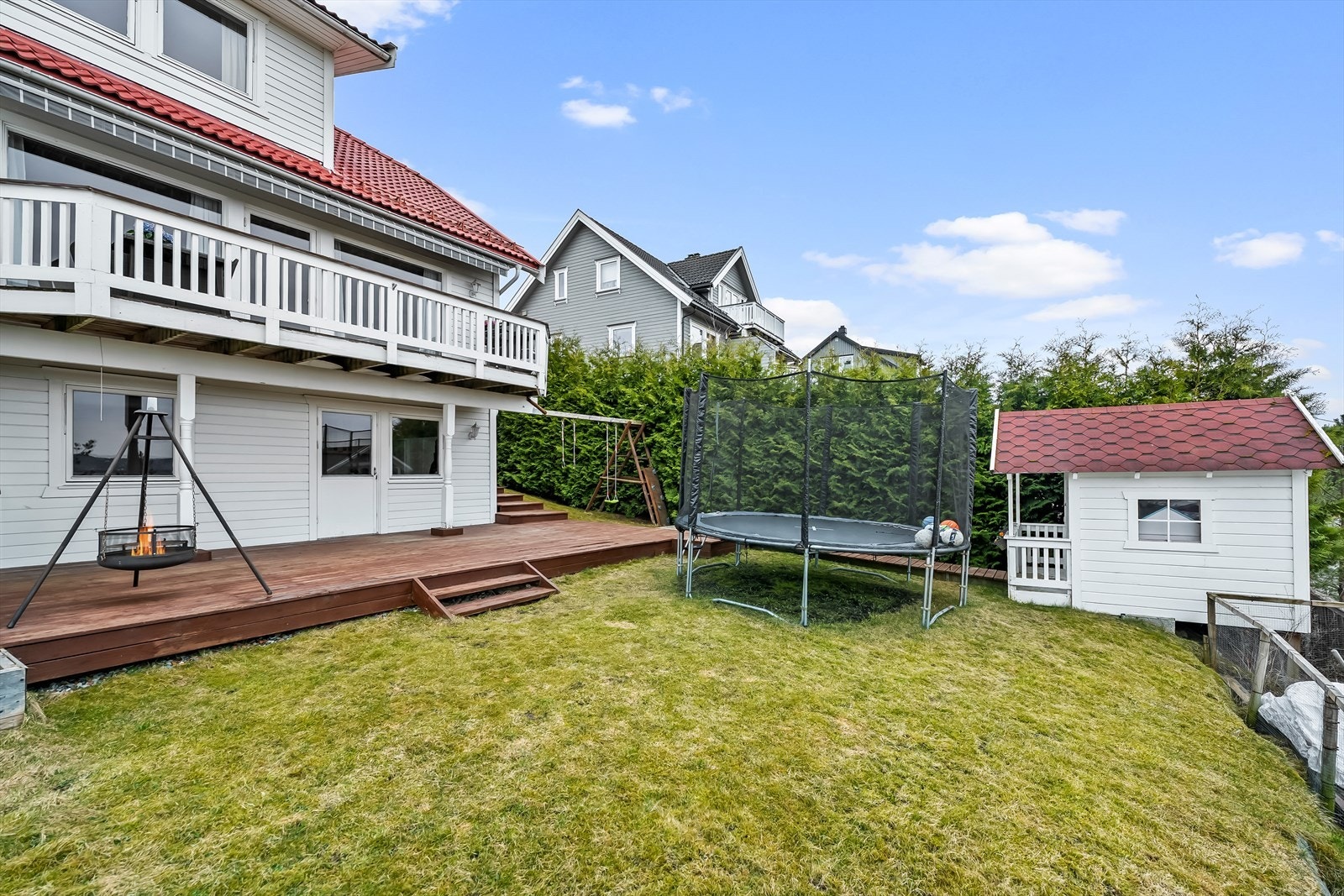 Boligen har flere flotte uteplasser med en pent opparbeidet hage. Her kan man enkelt sette opp en trampoline, spille fotball med venner og leke i snøen vinterstid. Galleribilde