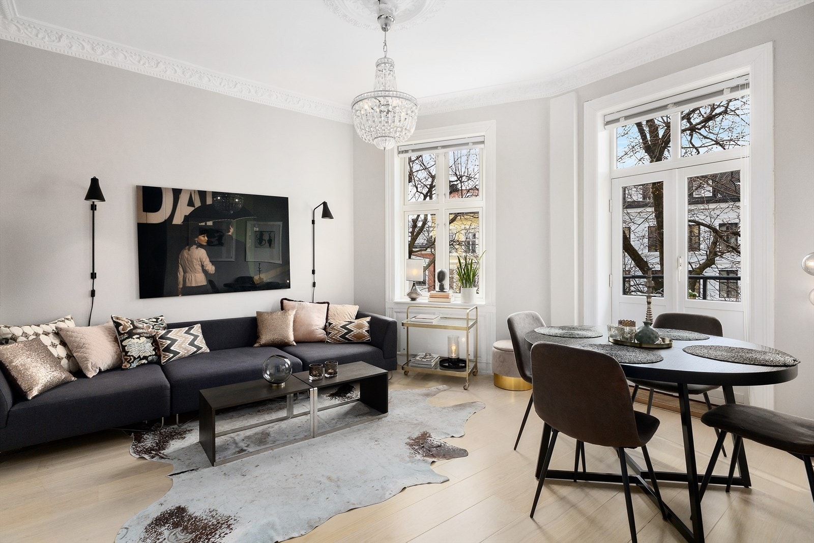 I stuen er det god plass til både stor sofagruppe og spisestue. Store vindusflater og takhøyde på 3 meter gjør det svært lyst og luftig. Galleribilde