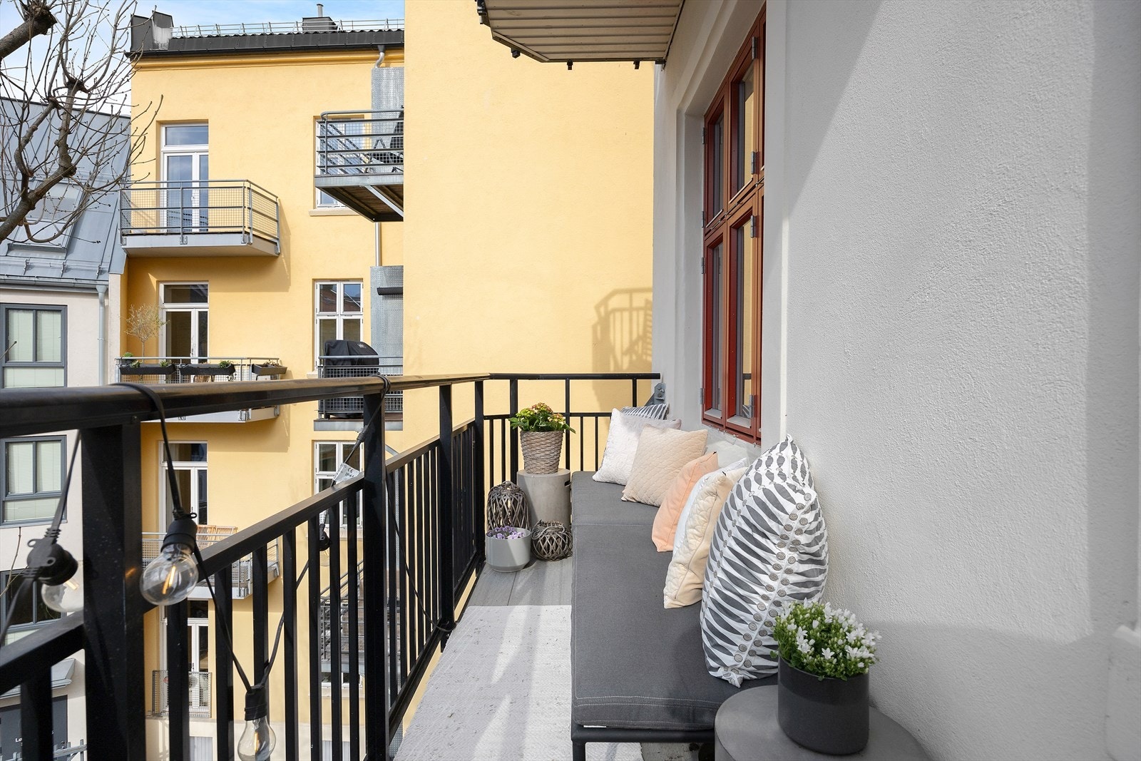 Balkongen er sydvestvendt med gode solforhold, samt en størrelse som gir plass til ønsket møblement. Galleribilde
