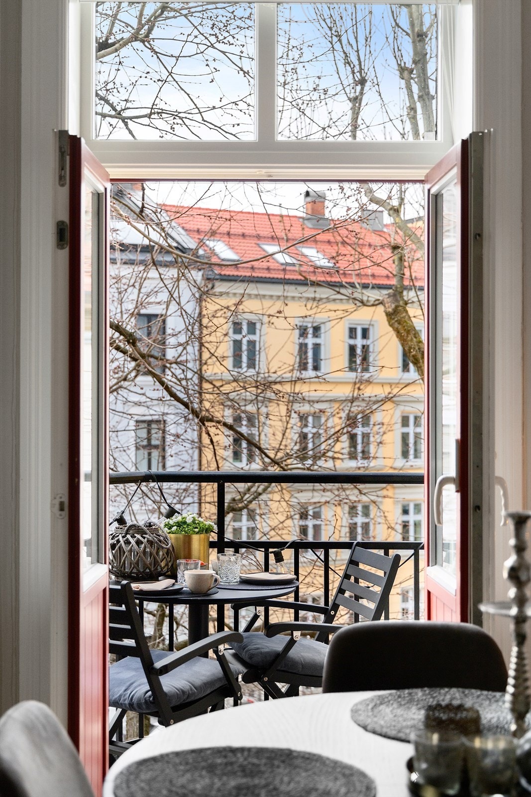 På sommerstid blir balkongen en forlengelse av spisestuen - og når det grønne vokser frem blir det både skjermet og idyllisk! Galleribilde
