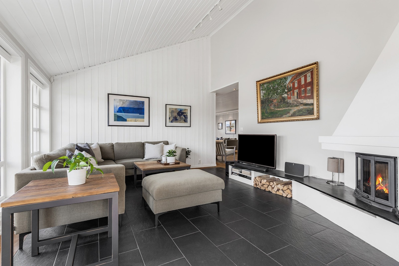 Koselig vinterhage med flislagt gulv og en fin peis for ekstra varme og hygge. Galleribilde